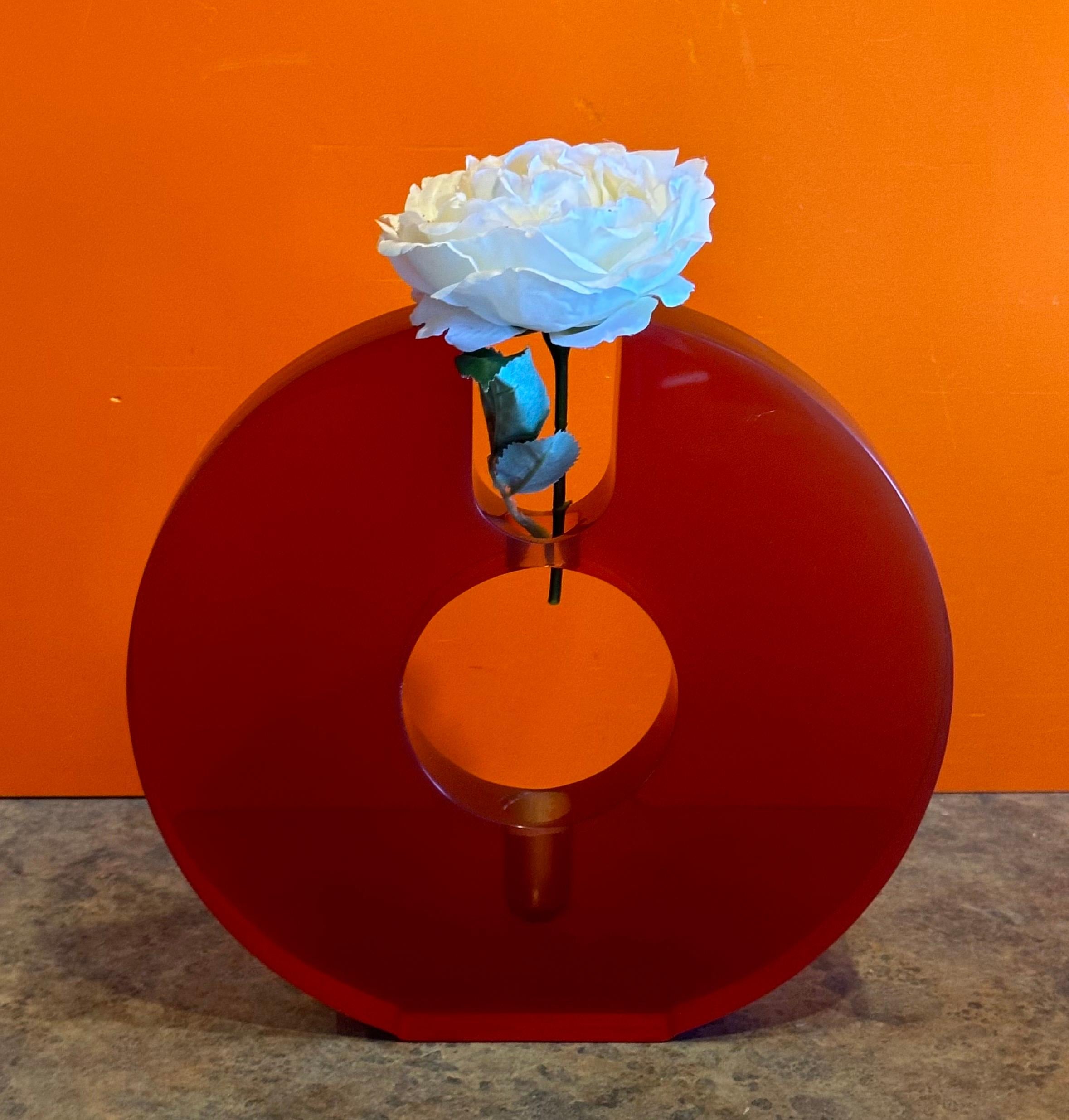 MCM Modern Red Lucite Centerpiece Bud Vase im Stil von Charles Hollis Jones im Angebot 6