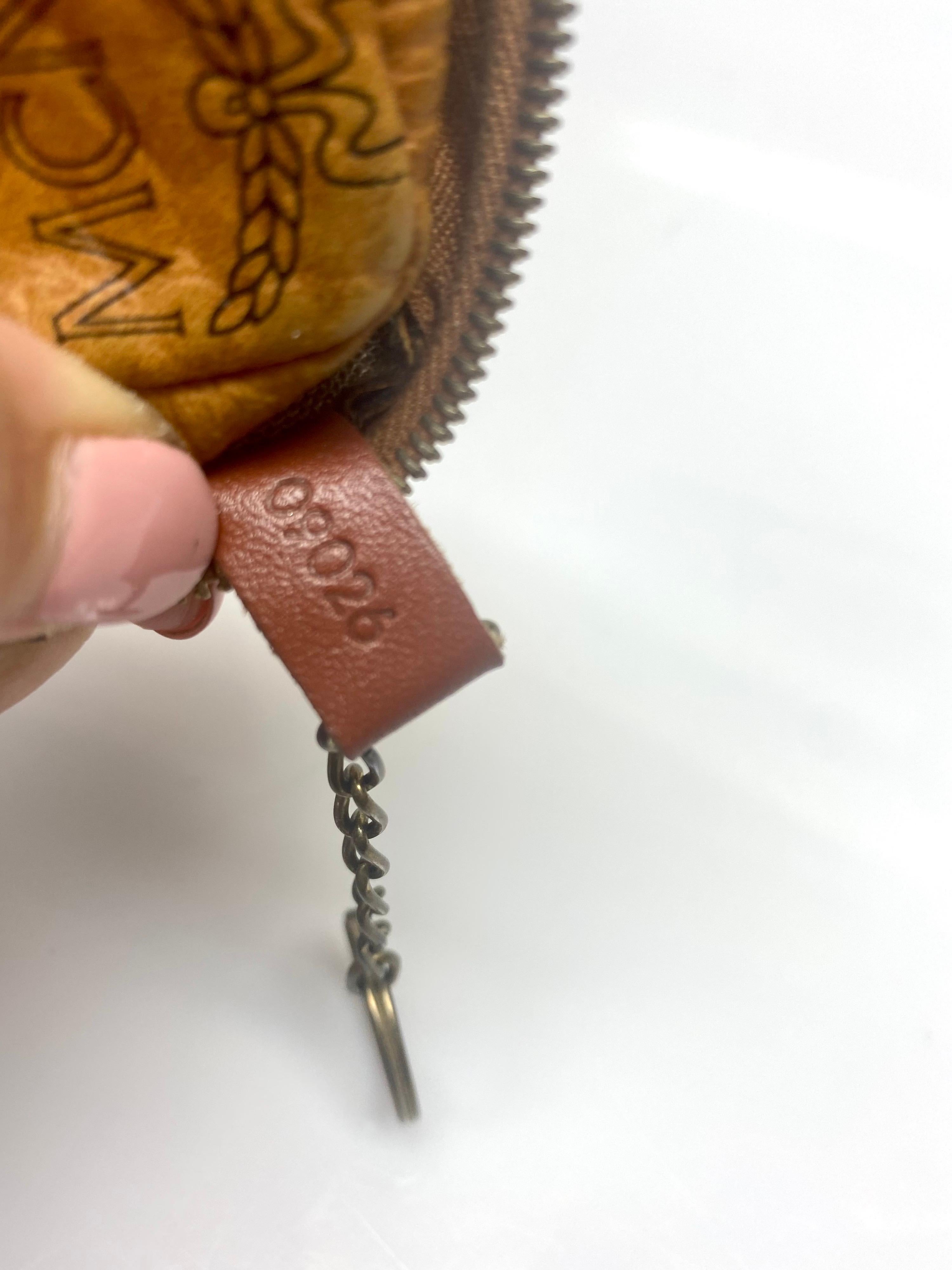 Porte-clés de porte-monnaie Tan à monogramme MCM Unisexe en vente