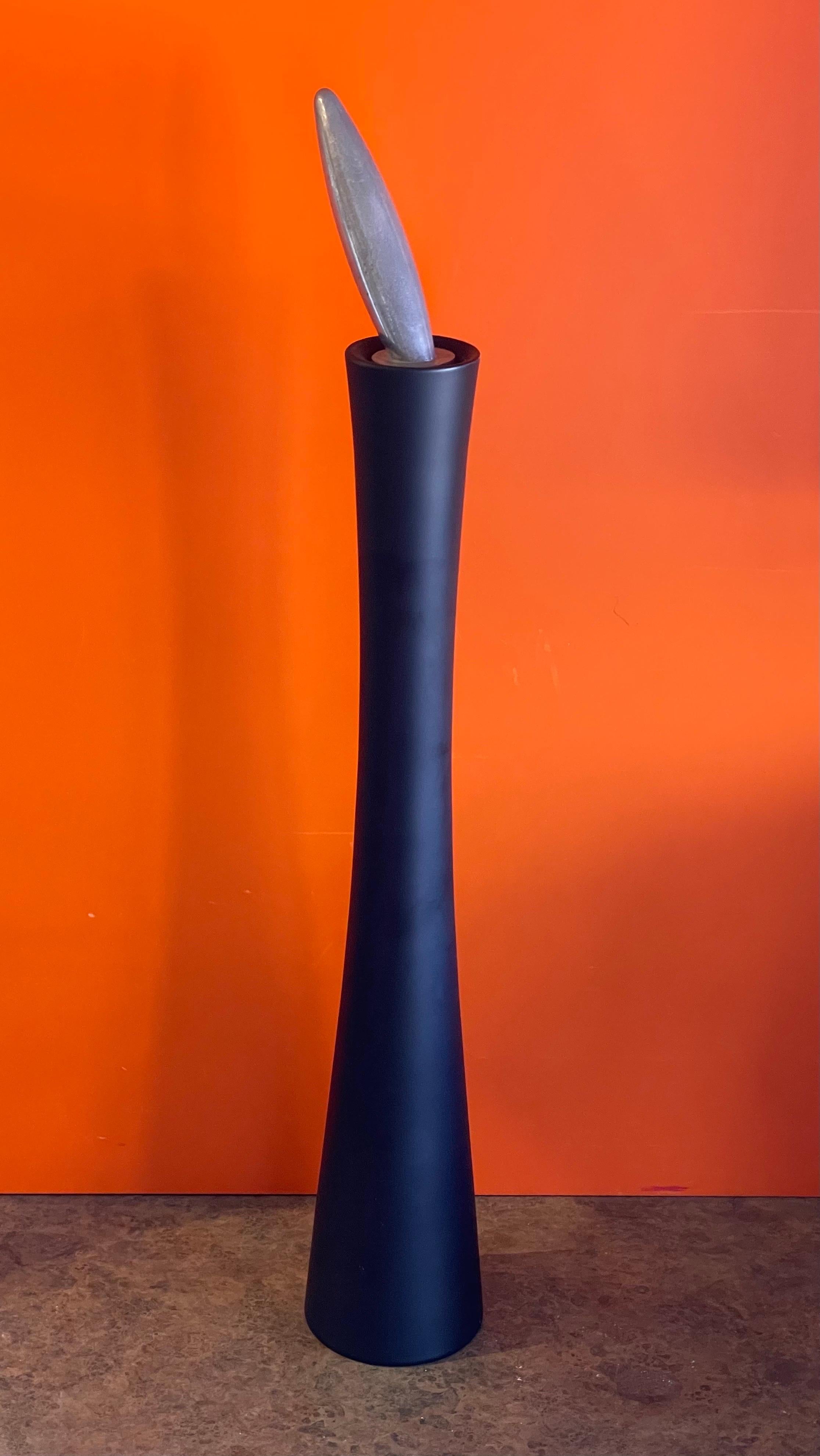 A very hard to find Mid-Century Modern MP156 tall pepper mill by Paolo Pagani for Twergi / Alessi of Italy, circa 1970s. The piece is made of lacquered beech wood with a aluminum handle and is in very good vintage working condition. The pepper mill