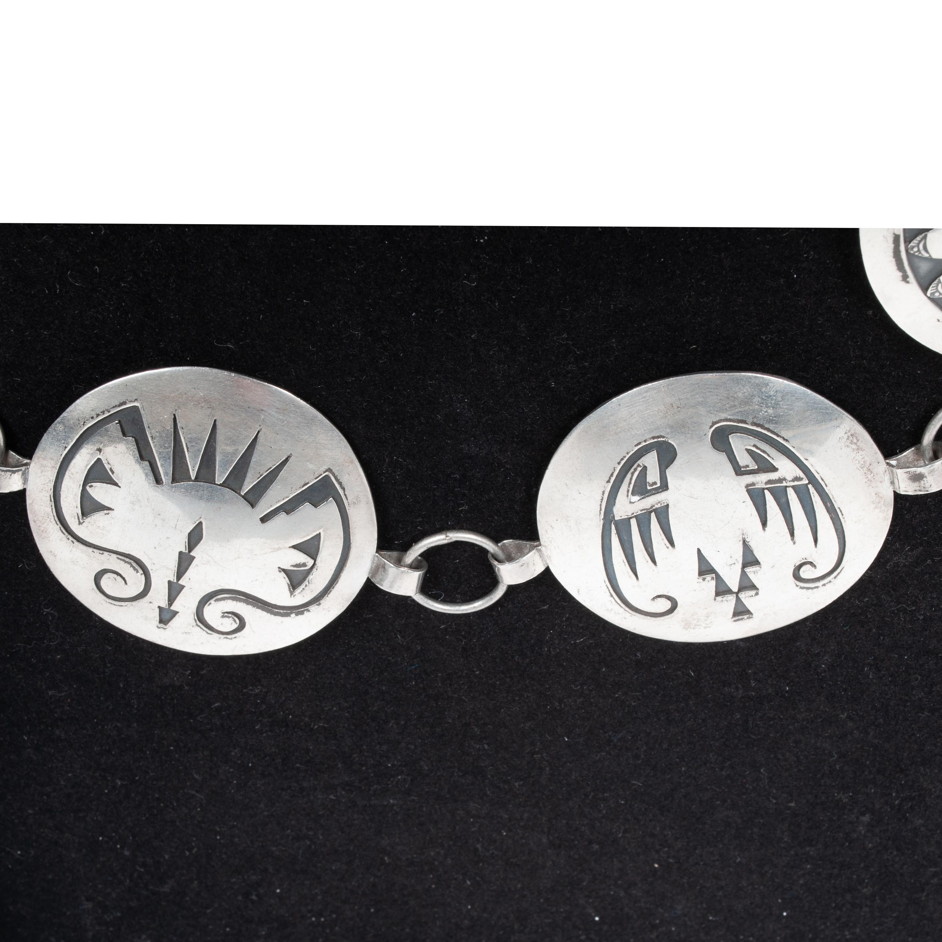 MCM Native American Navajo Silber graviert Storyteller Concho Gürtel Willie Yazzie im Angebot 5