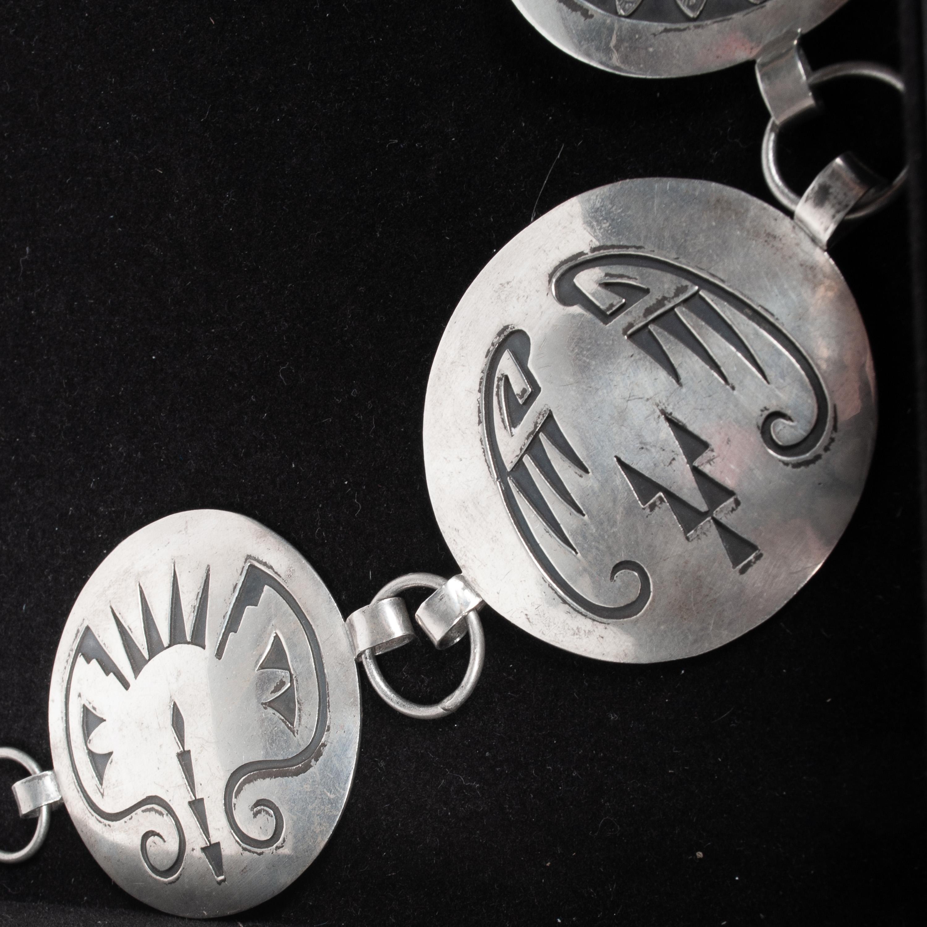 MCM Native American Navajo Silber graviert Storyteller Concho Gürtel Willie Yazzie (Indigene Kunst (Nord-/Südamerika)) im Angebot