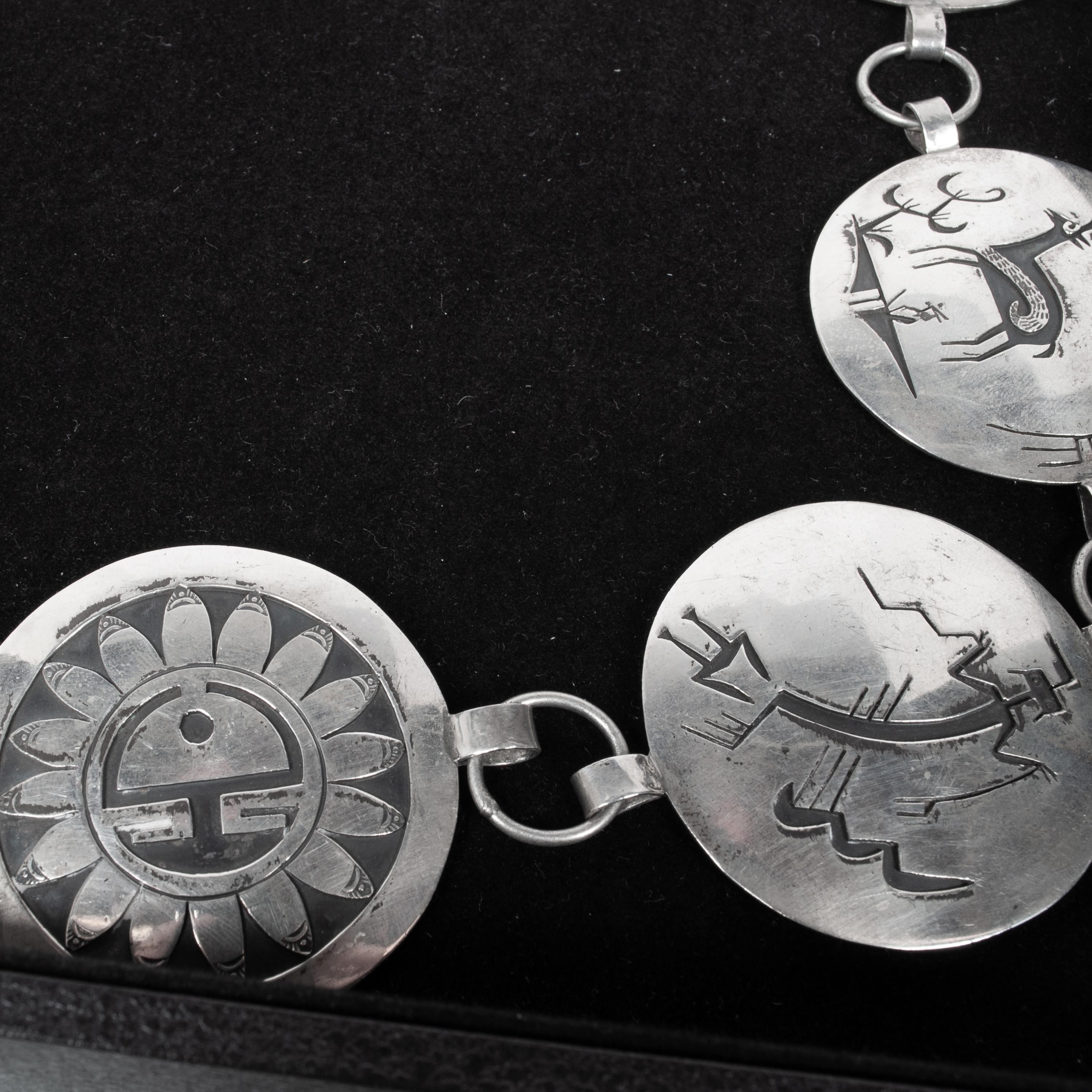 MCM Native American Navajo Silber graviert Storyteller Concho Gürtel Willie Yazzie (amerikanisch) im Angebot