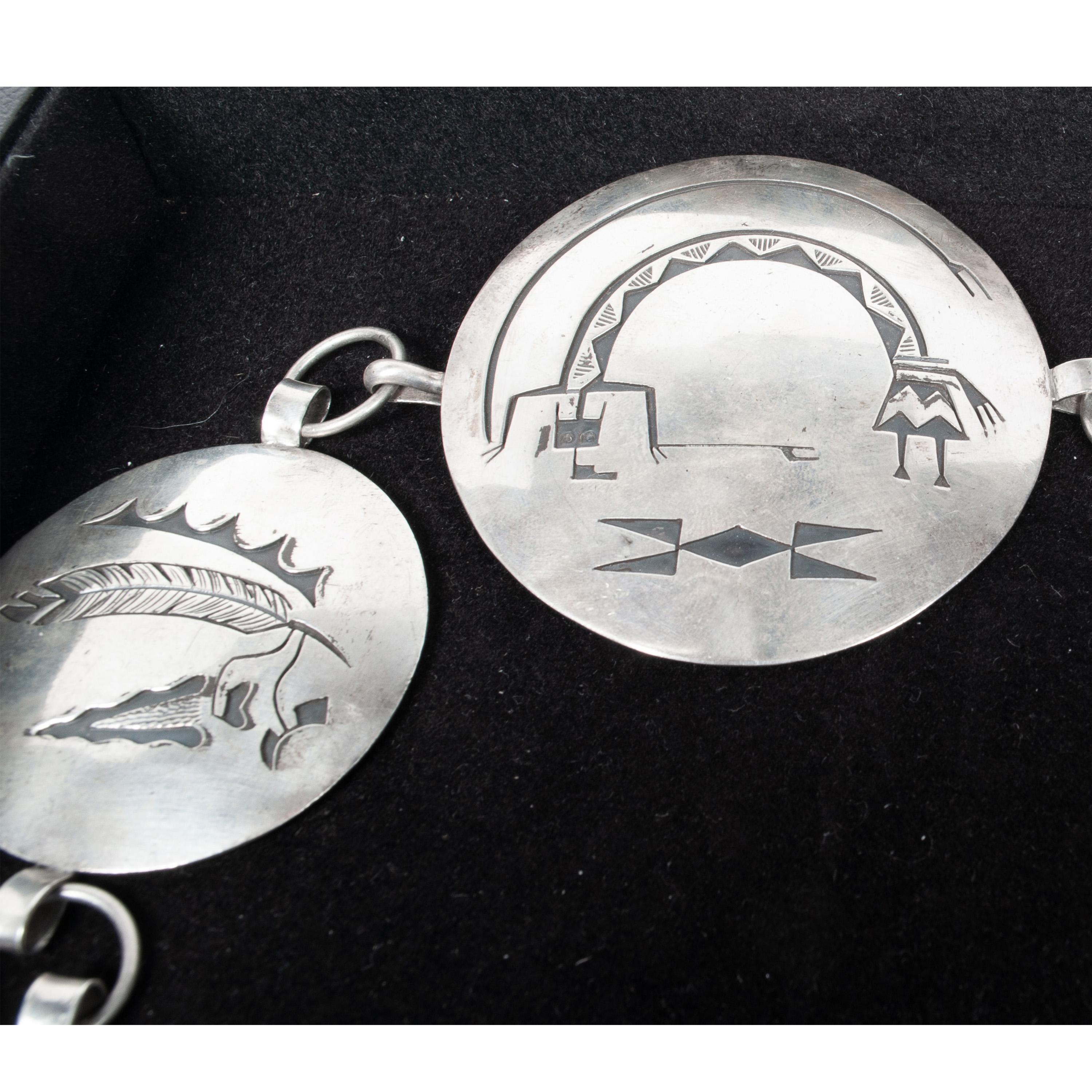 MCM Native American Navajo Silber graviert Storyteller Concho Gürtel Willie Yazzie im Zustand „Gut“ im Angebot in Portland, OR