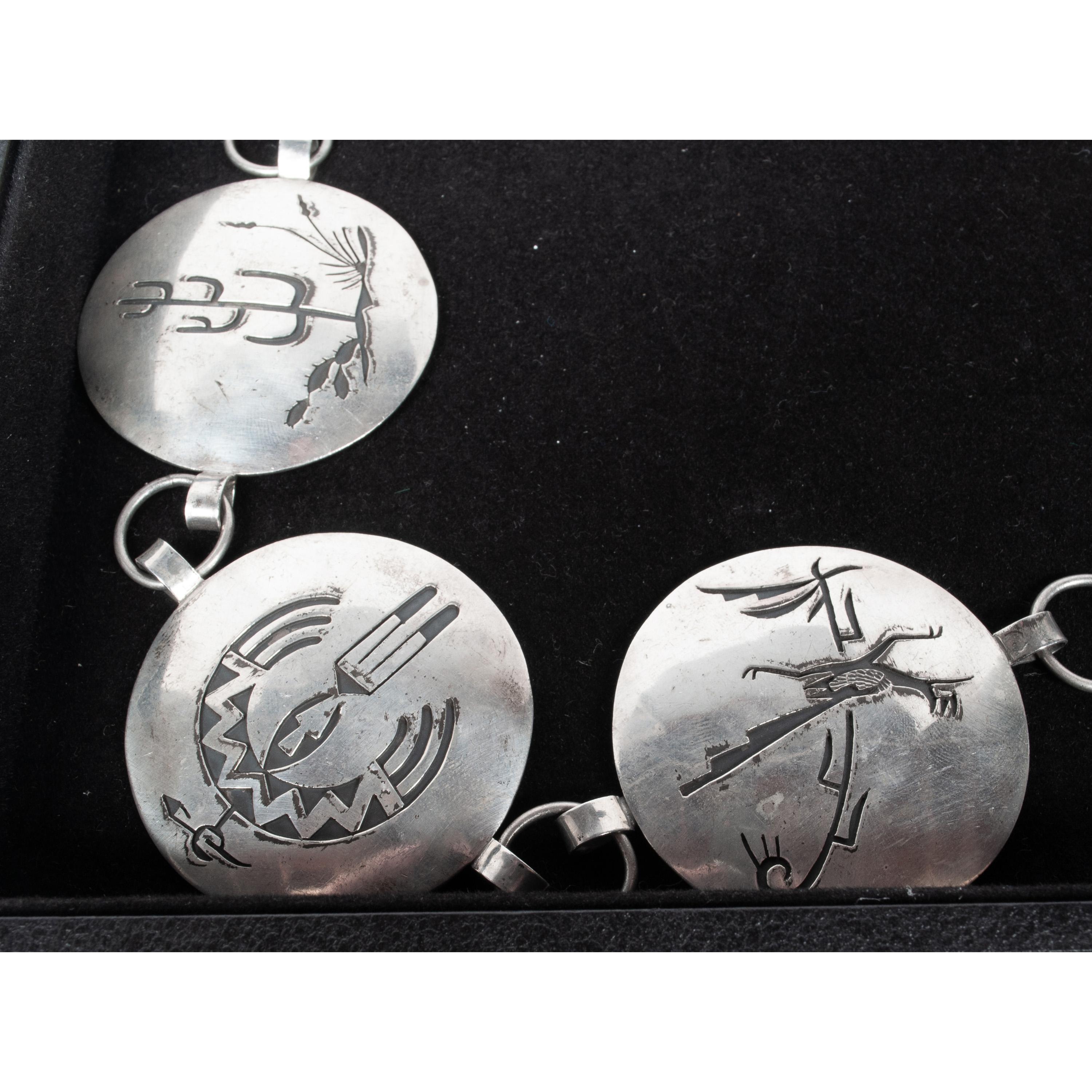 MCM Native American Navajo Silber graviert Storyteller Concho Gürtel Willie Yazzie im Angebot 1