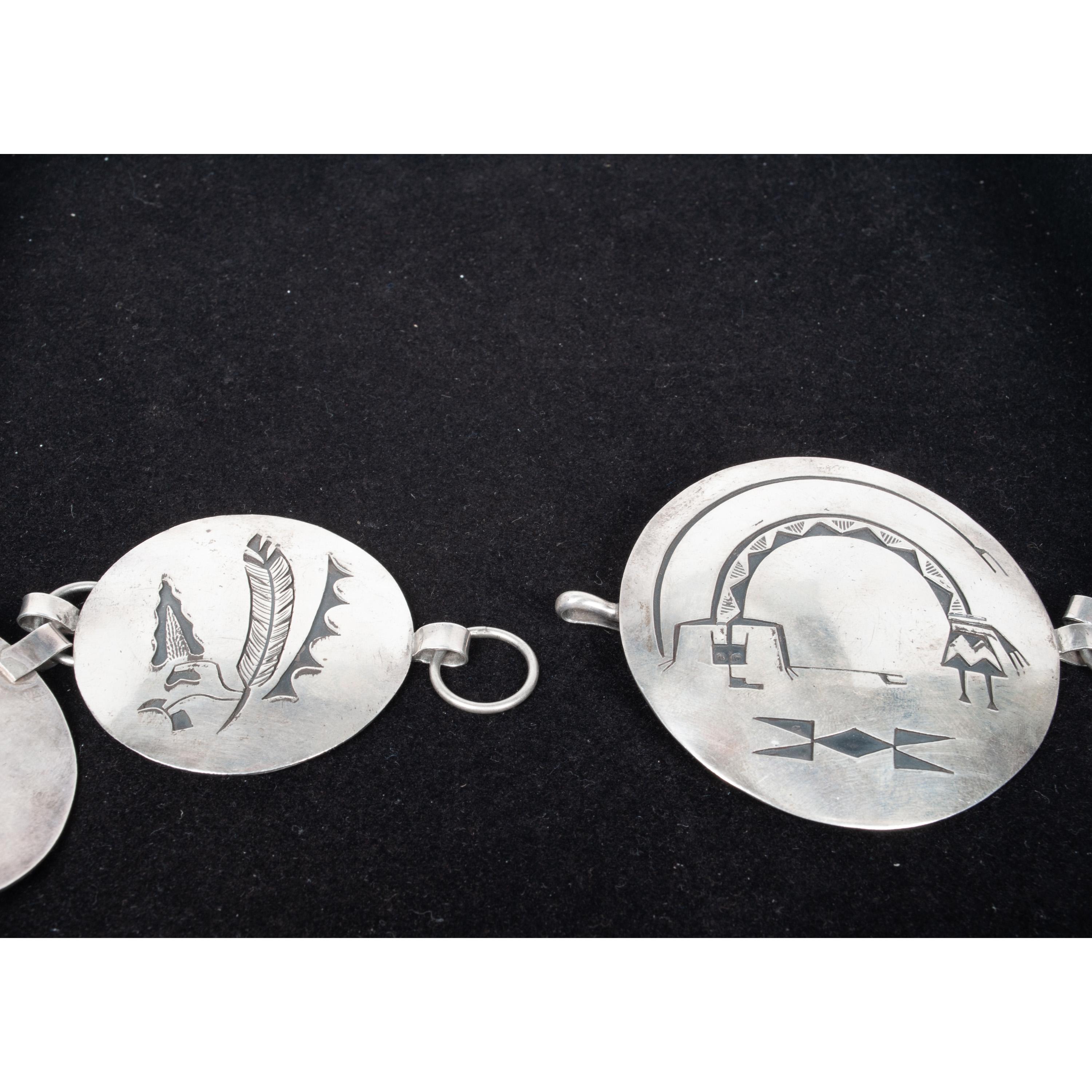 MCM Native American Navajo Silber graviert Storyteller Concho Gürtel Willie Yazzie im Angebot 2