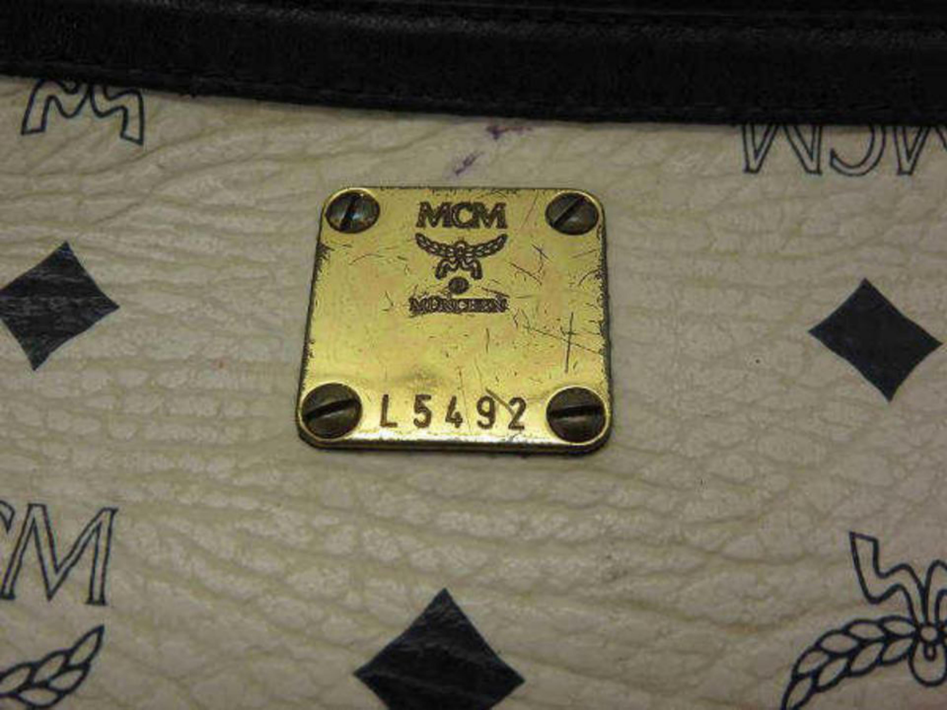 MCM Navy Monogram Visetos 230287 White Coate Cross Body Bag im Zustand „Gut“ im Angebot in Forest Hills, NY