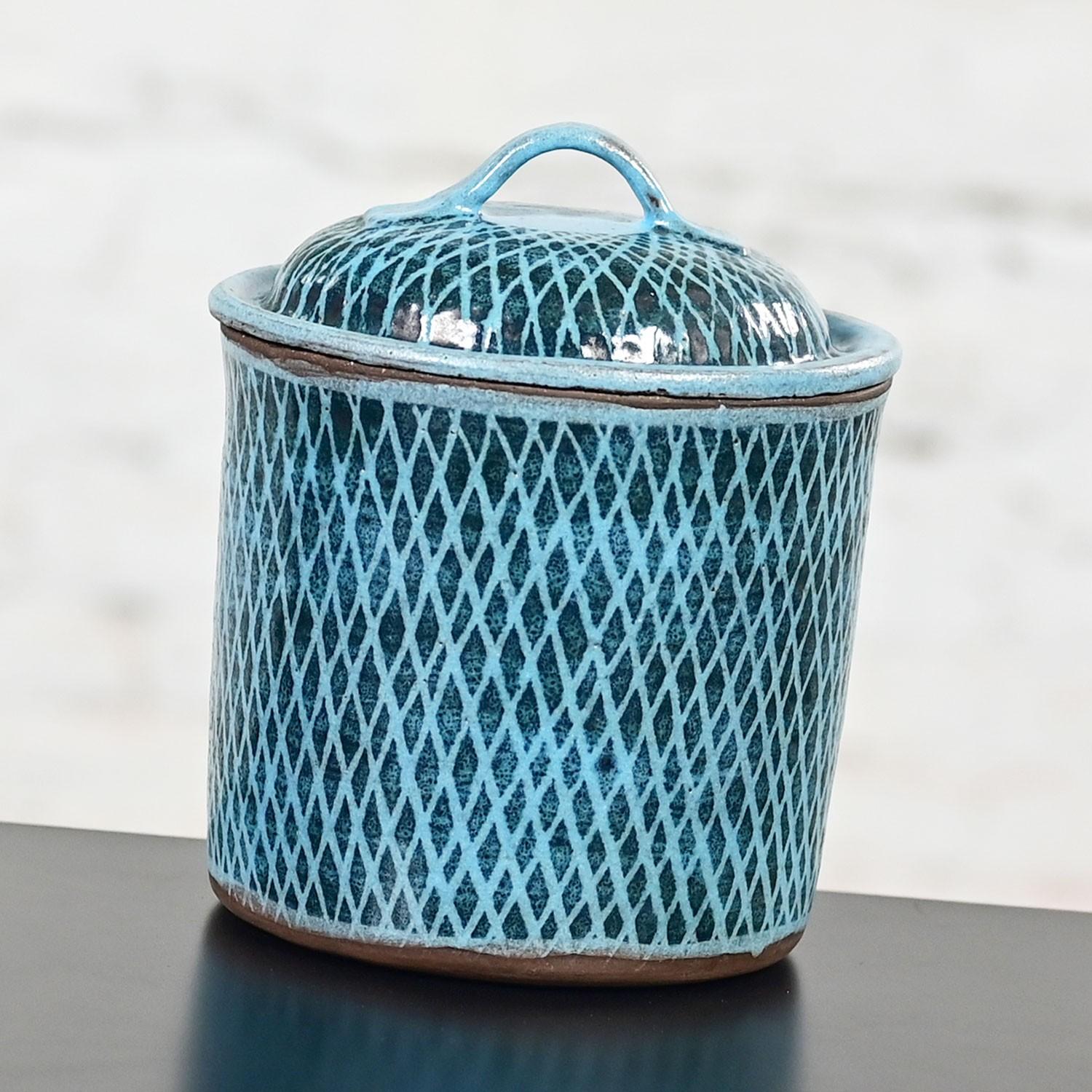 Splendido barattolo con coperchio blu chiaro e nero della California Pottery del Nord della metà del XX secolo, firmato da Niels Frederiksen. In ottime condizioni, tenendo presente che si tratta di un prodotto vintage e non nuovo, quindi presenta
