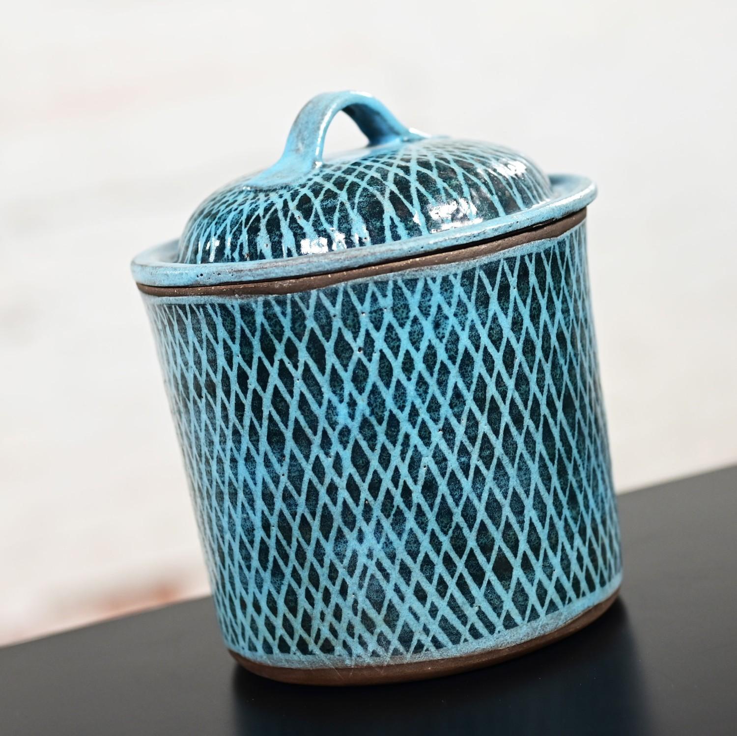 XX secolo MCM Northern California Pottery Barattolo con coperchio blu di Niels Frederiksen in vendita