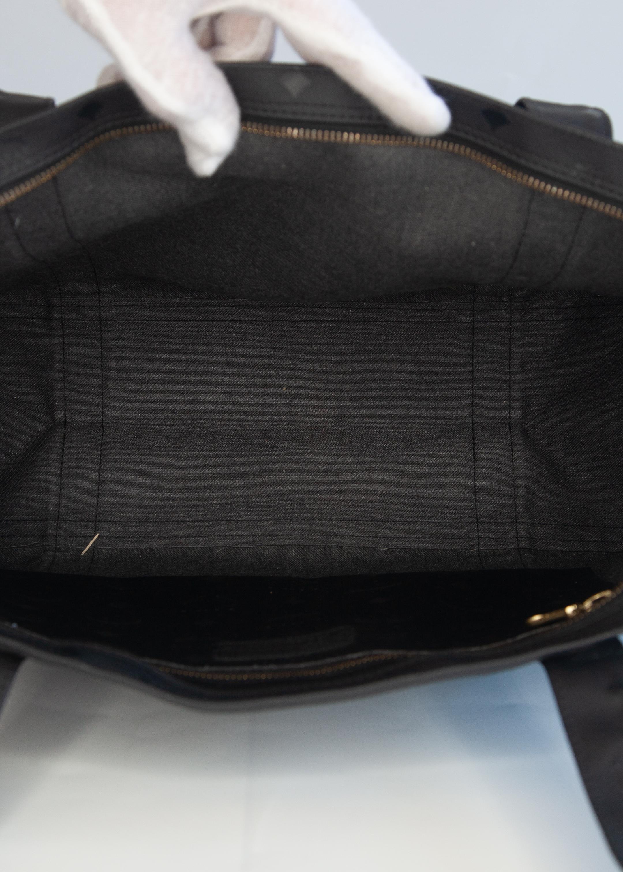 Fourre-tout en nylon imperméable pour les bagages MCM Bon état - En vente à Montreal, Quebec