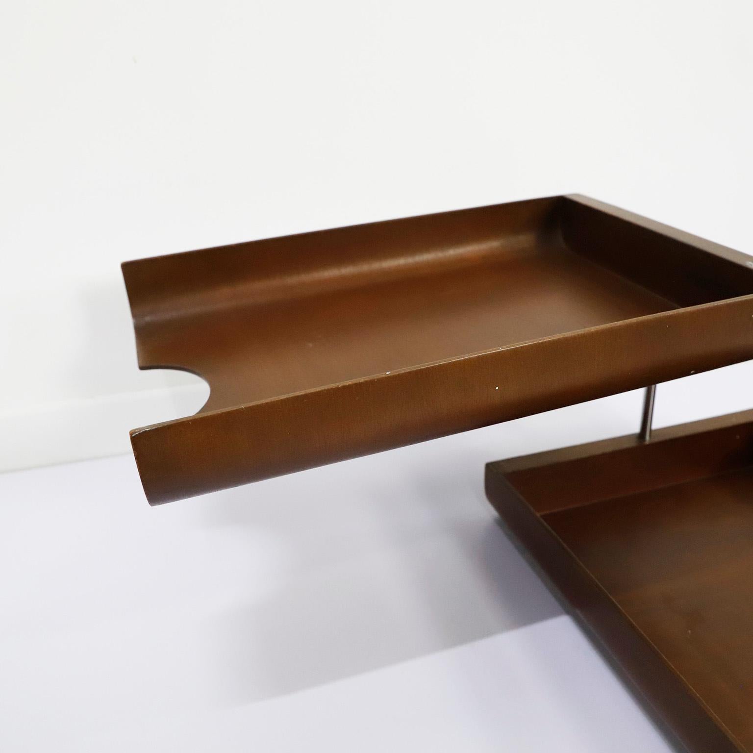 Wir bieten diesen Mid-Century Modern Schreibtisch Büro Tablett, sauberes Design in zwei Ebenen von IRGSA, ca. 1970.