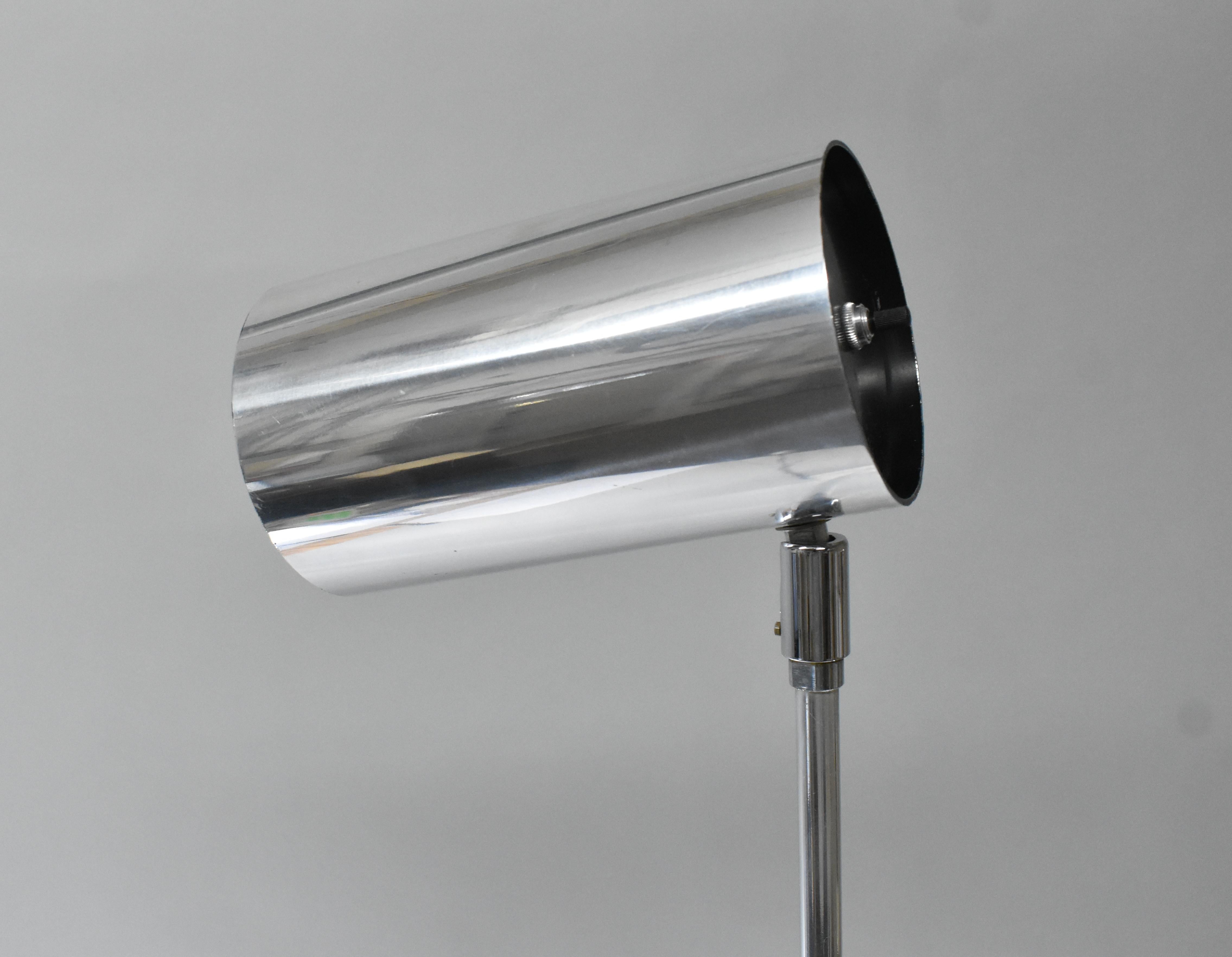 Vintage chrome can adjustable shade single socket stehleuchte von Koch & Lowy. Quadratischer Sockel aus Carrara-Marmor, ca. 1960er Jahre. Die Lampe ist 50