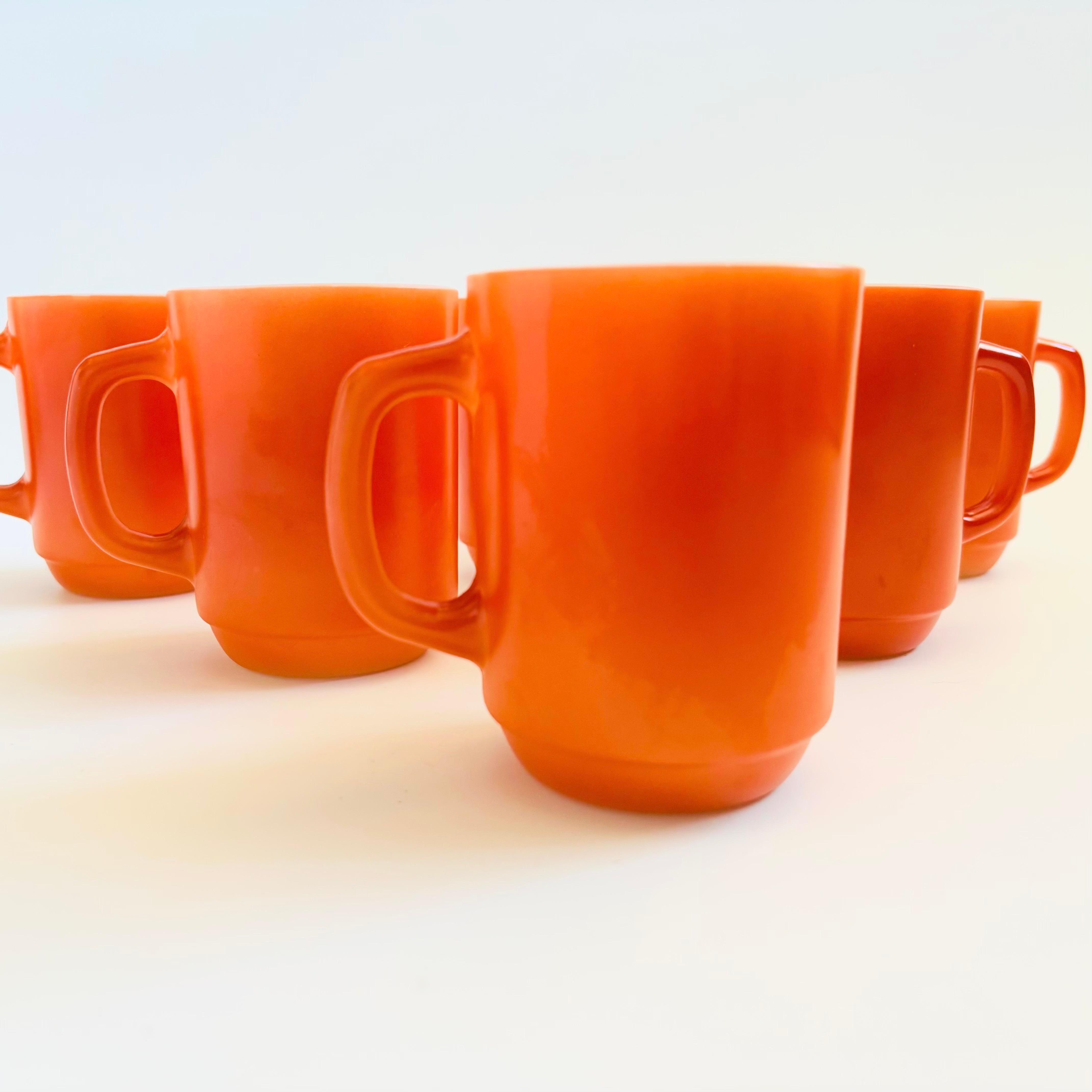 Mid-Century Modern Mugs en verre au lait orange MCM - Lot de 6 en vente