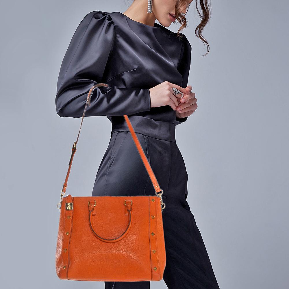 MCM Große Tasche aus strukturiertem Leder in Orange im Zustand „Relativ gut“ im Angebot in Dubai, Al Qouz 2