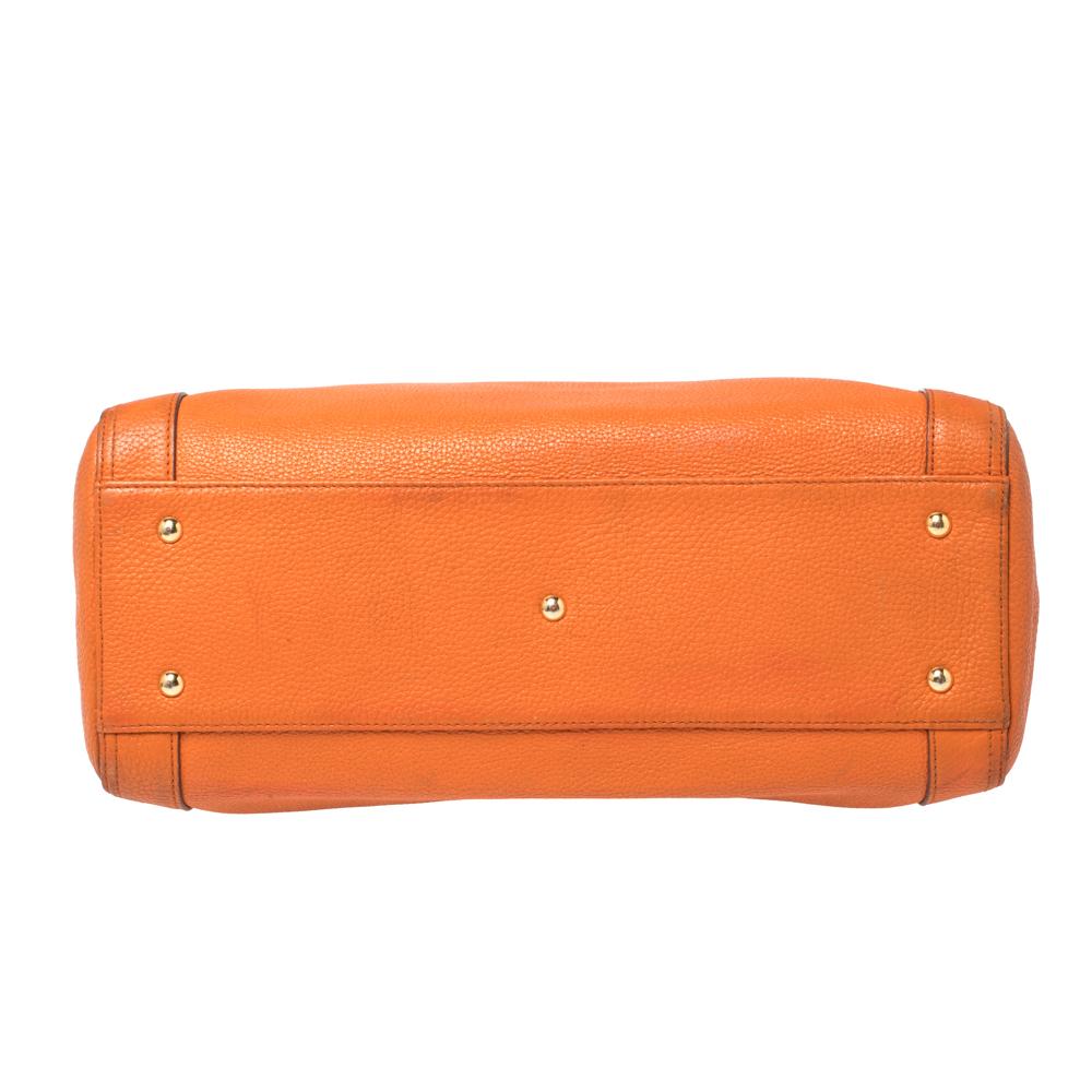 MCM Große Tasche aus strukturiertem Leder in Orange im Angebot 1