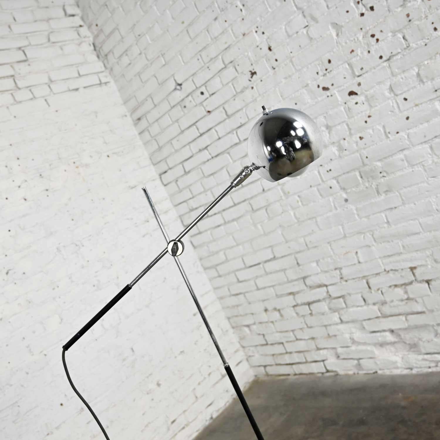Mid-Century Modern MCM Orbital Chrome Ball Adjustable Floor Lamp Attributed to Robert Sonneman For Sale