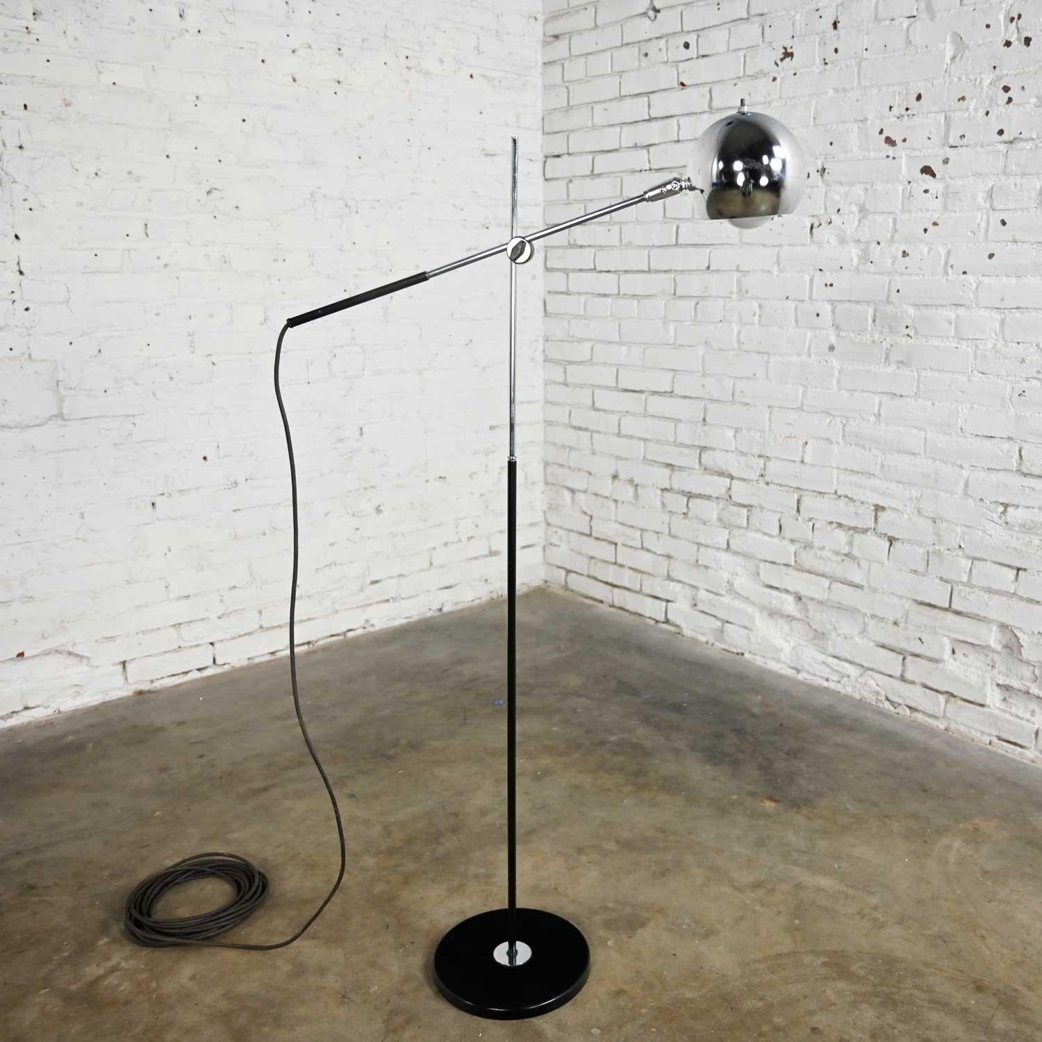 MCM Orbital Chrome Ball Adjustable Floor Lamp Attributed to Robert Sonneman  In Good Condition For Sale In Topeka, KS