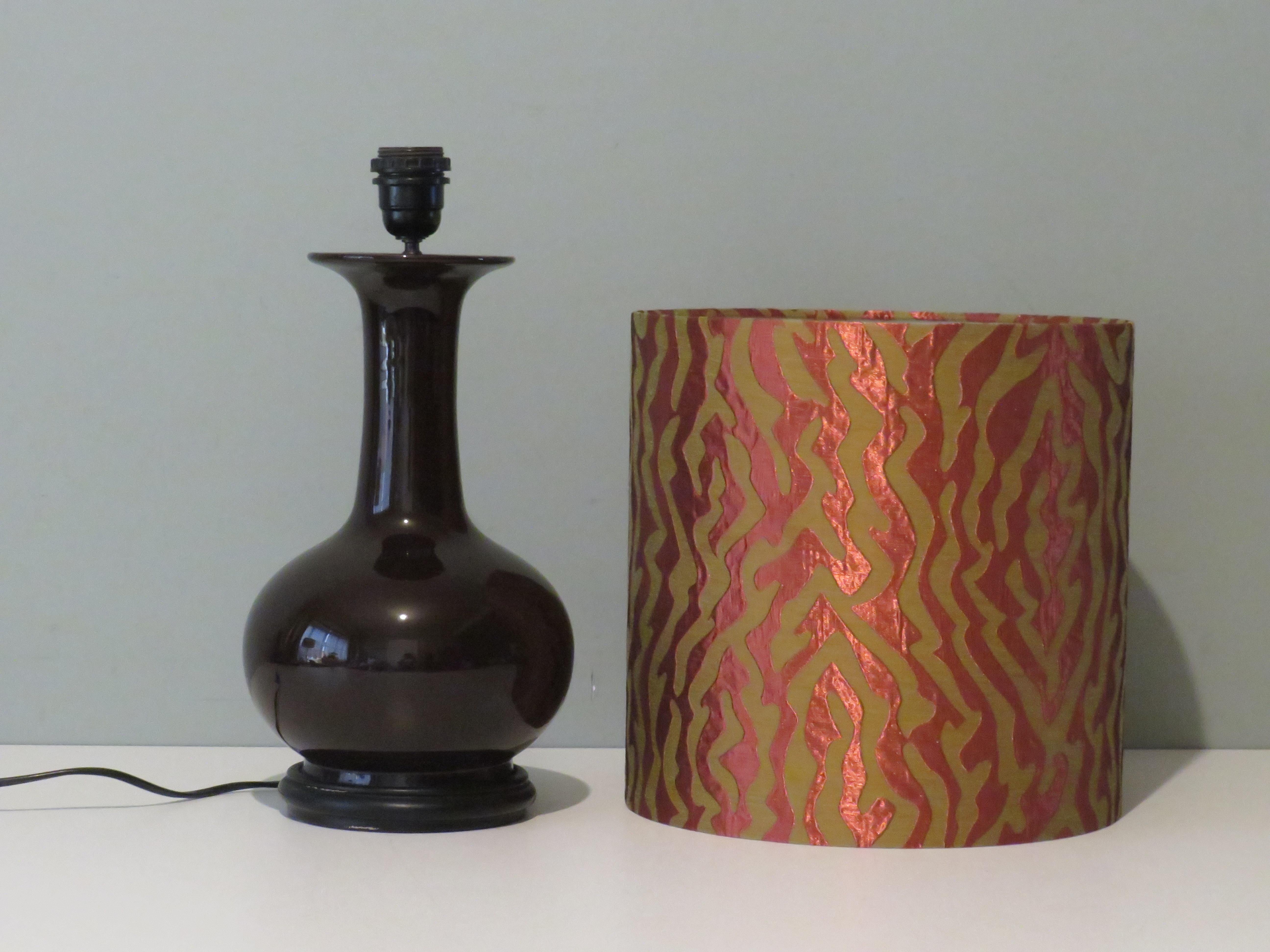 The very dark brown, almost black, glossy ceramic lamp base is equipped with a professionally handmade lampshade in relief fabric. The black foot is made of wood.
The table lamp is equipped with 1 E 27 fitting and is in very good condition.
The