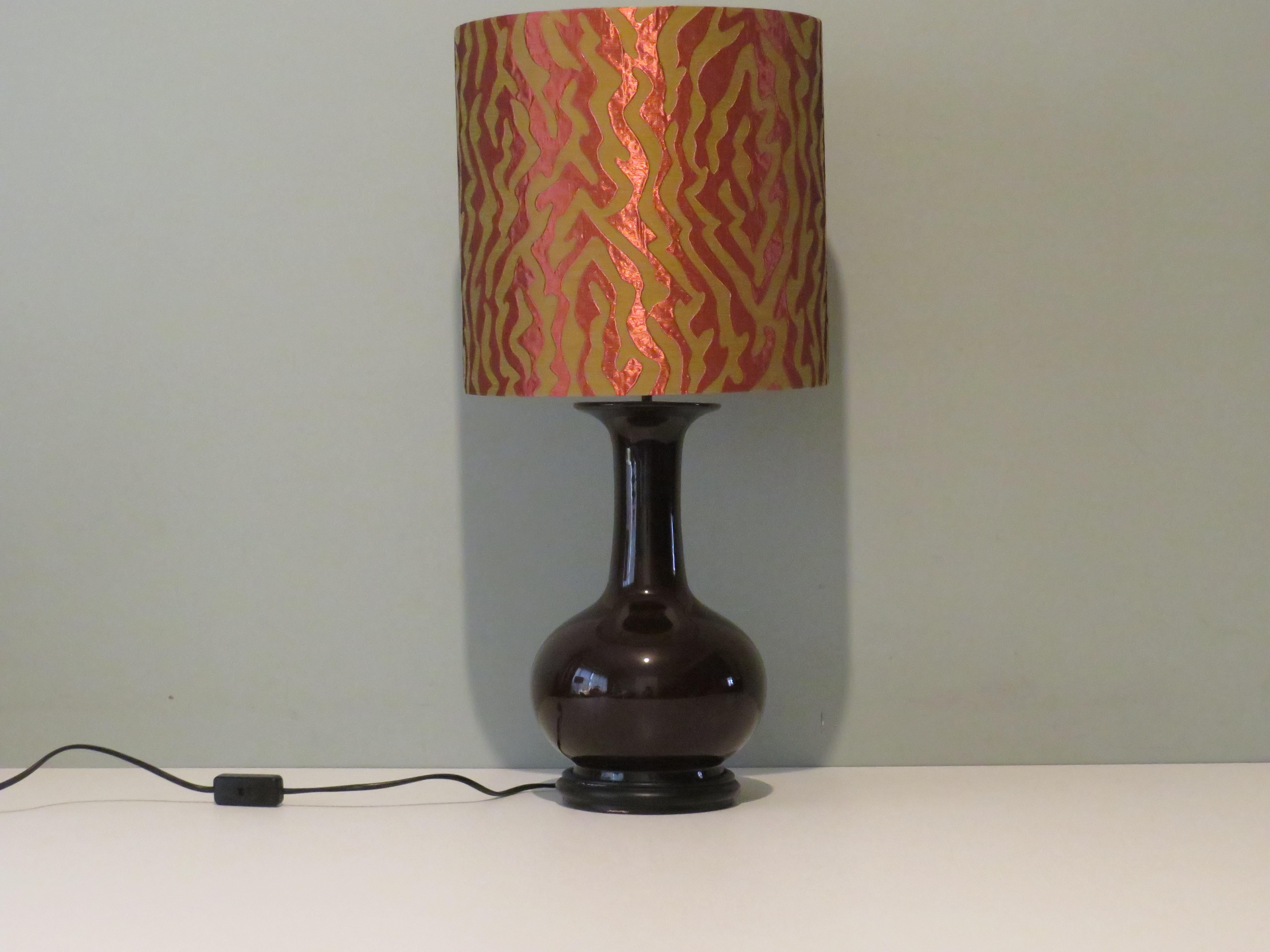 Hollywood Regency MCM Oriental Table Lamp in Very Dark Brown Ceramic with Custom-Made Lampshade For Sale