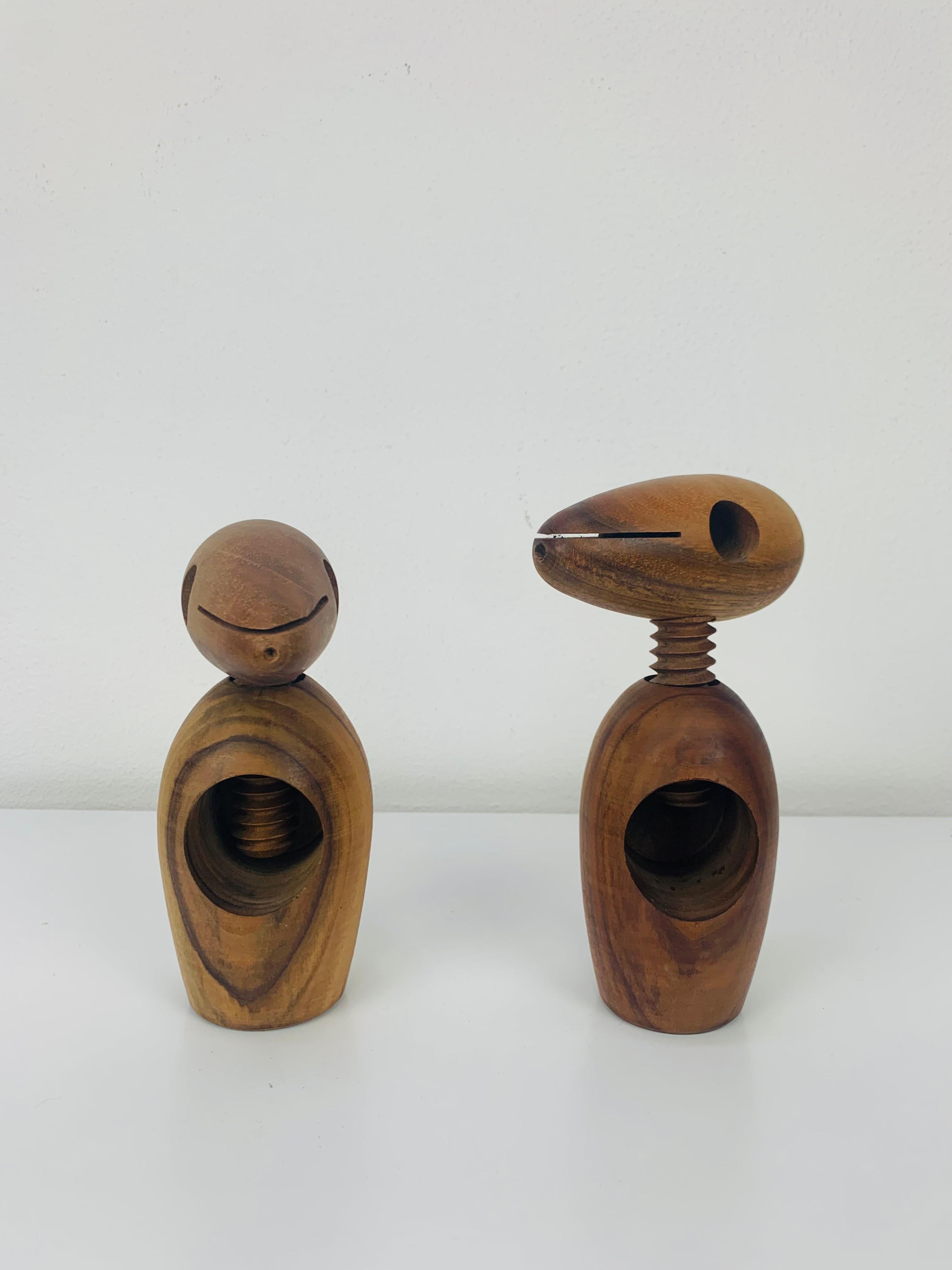 Pareja de cascanueces de pájaros modernos de mediados de siglo en madera de olivo. 
