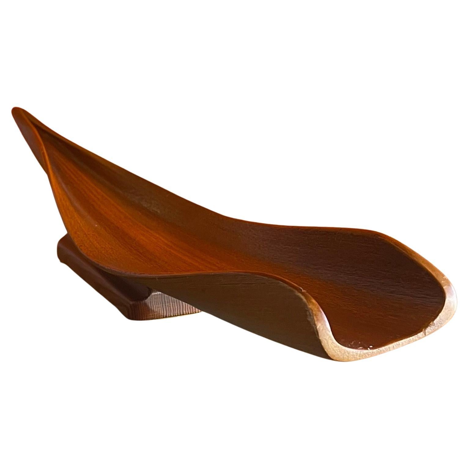A very cool Mid-Century Modern palm frond / leaf sculpture on base in teak, circa 1970s. The piece is in very good vintage condition and measures 17.5W x 4