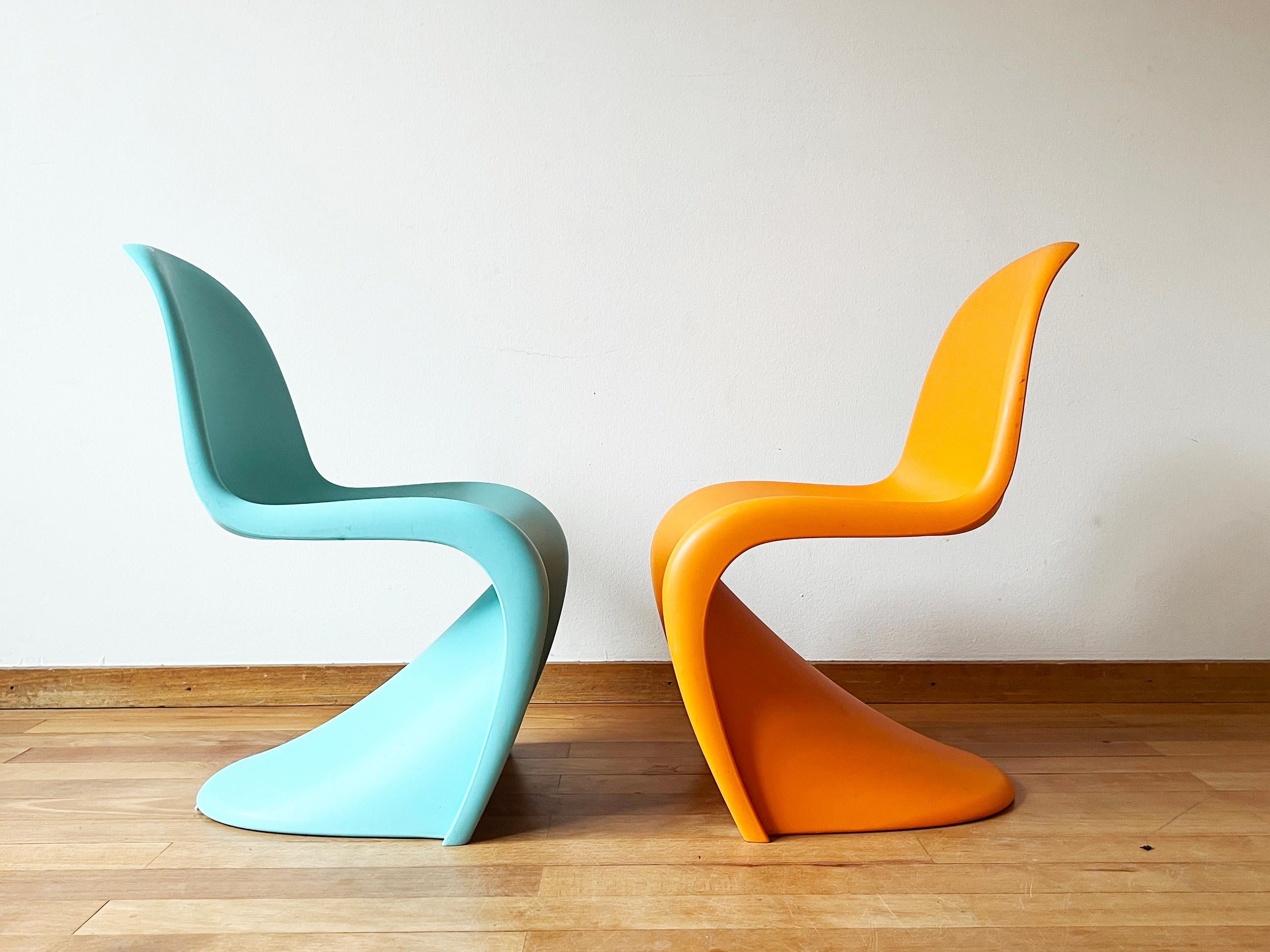 Plastique Paire de chaises pour enfants MCM Panton Junior de Verner Panton Vitra, Turquoise + Orange en vente