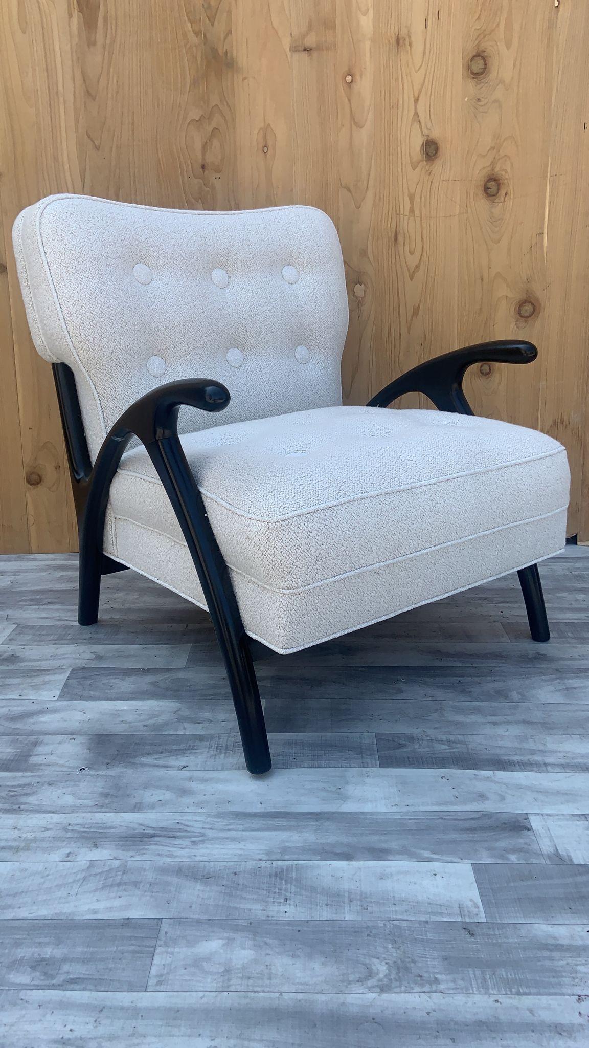 MCM Paolo Buffa-Stil, ebonisierter skulpturaler Sessel mit Knopfleiste aus weißem Bouclé im Angebot 3