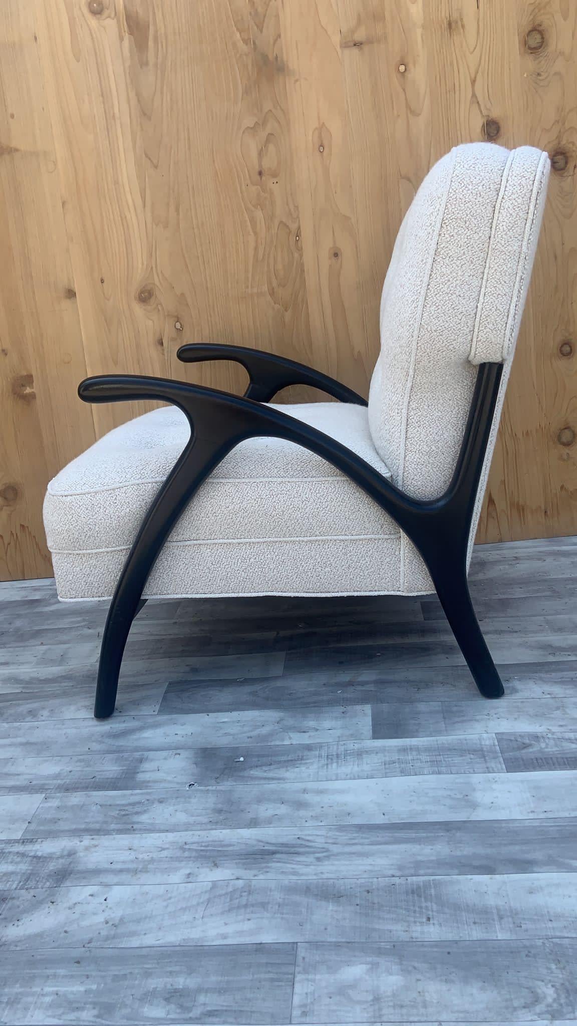 MCM Paolo Buffa-Stil, ebonisierter skulpturaler Sessel mit Knopfleiste aus weißem Bouclé im Angebot 4