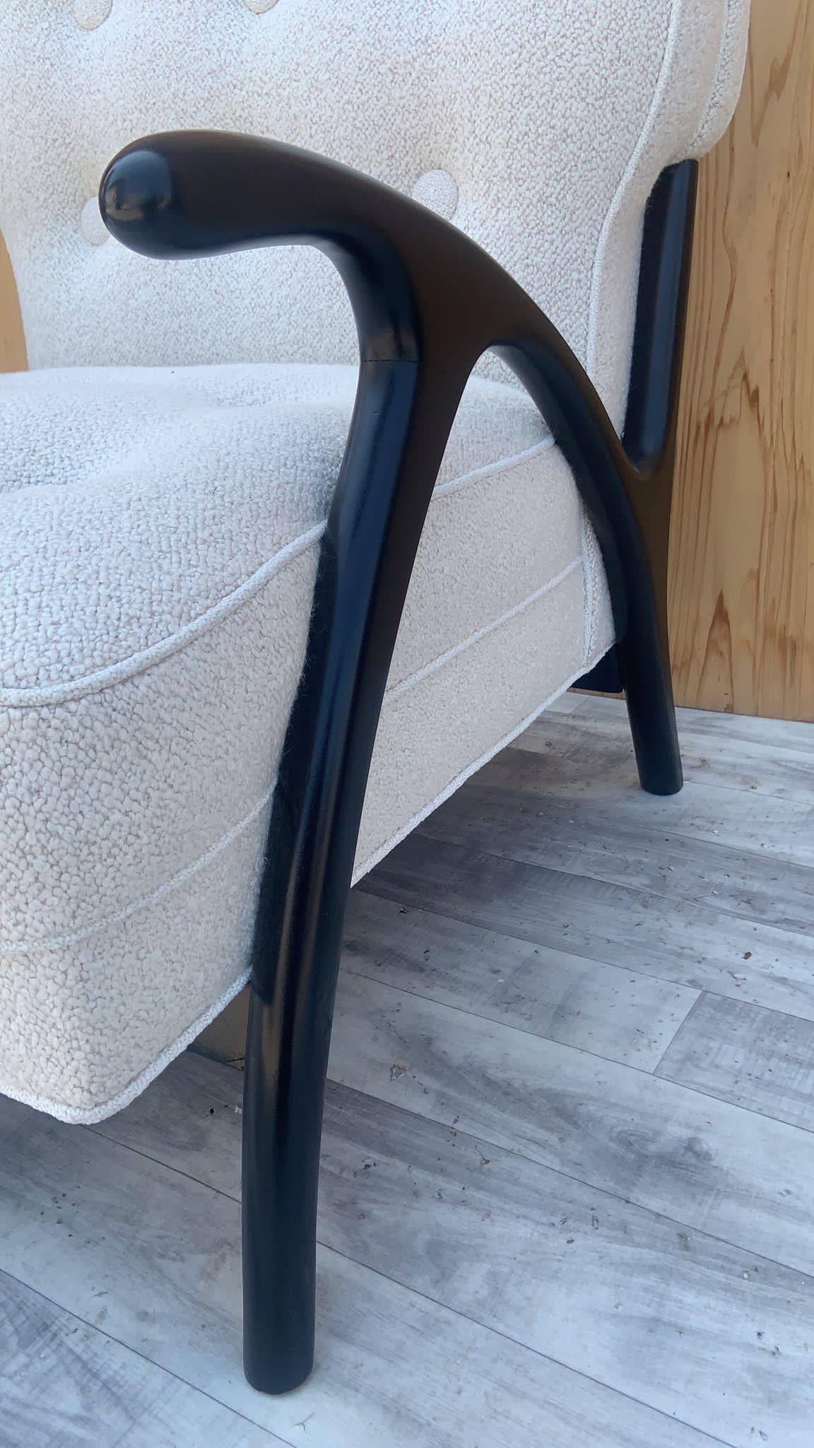 MCM Paolo Buffa-Stil, ebonisierter skulpturaler Sessel mit Knopfleiste aus weißem Bouclé im Angebot 5