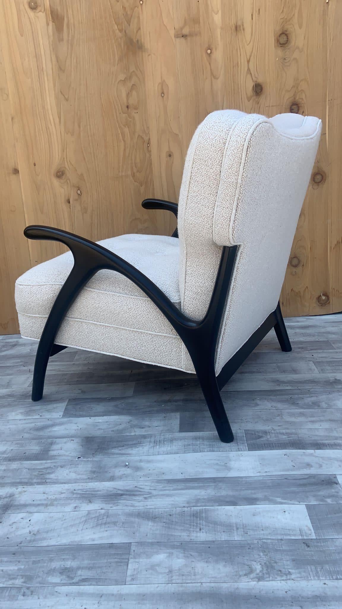 MCM Paolo Buffa-Stil, ebonisierter skulpturaler Sessel mit Knopfleiste aus weißem Bouclé im Angebot 6