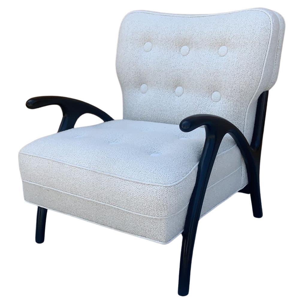 MCM Paolo Buffa-Stil, ebonisierter skulpturaler Sessel mit Knopfleiste aus weißem Bouclé im Angebot