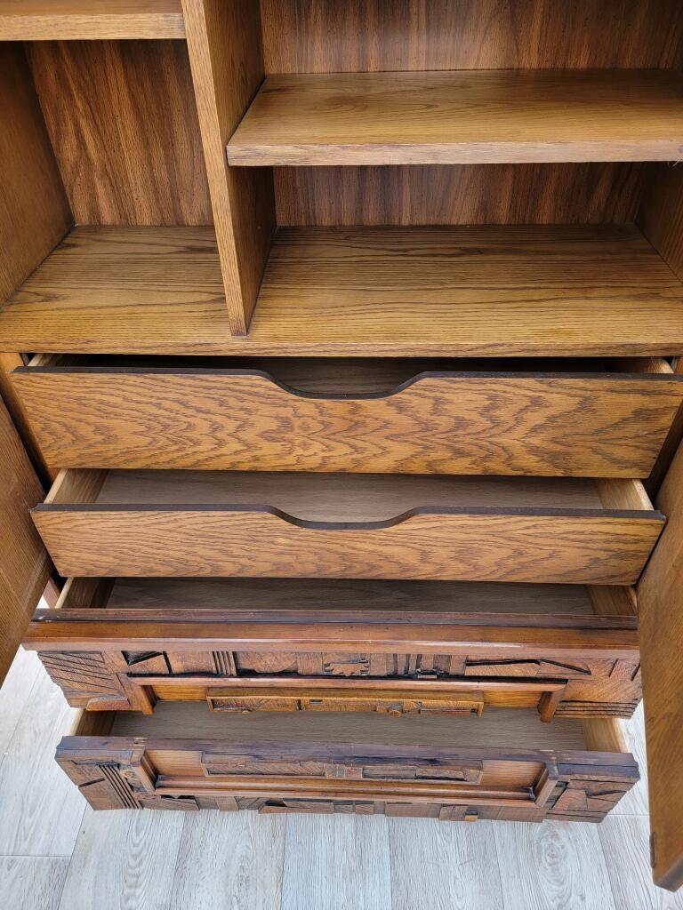Armadio per gentiluomini in legno di noce in stile brutalista del Mid Century Modern Paul Evans Lane's Collection's

Si tratta di un eccezionale comò in noce brutalista in stile Paul Evans, risalente alla metà del secolo scorso. Il comò è decorato