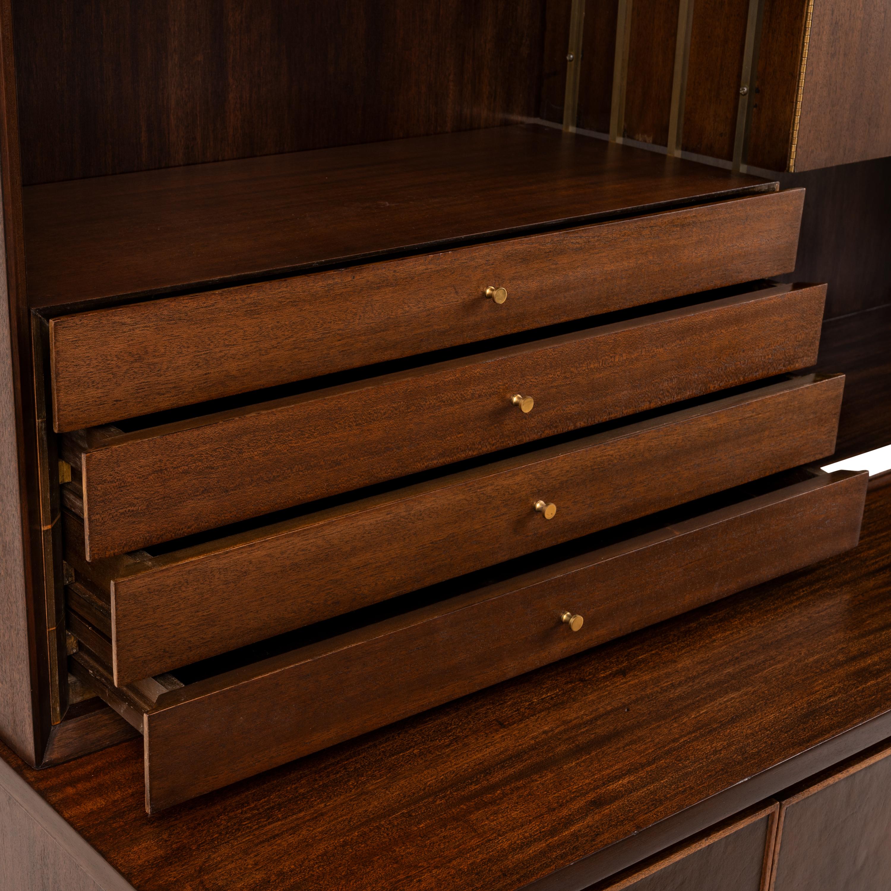 MCM Paul McCobb Irwin Kollektion Calvin Anrichte/ Sideboard aus Leder und Messing aus Nussbaumholz im Angebot 4