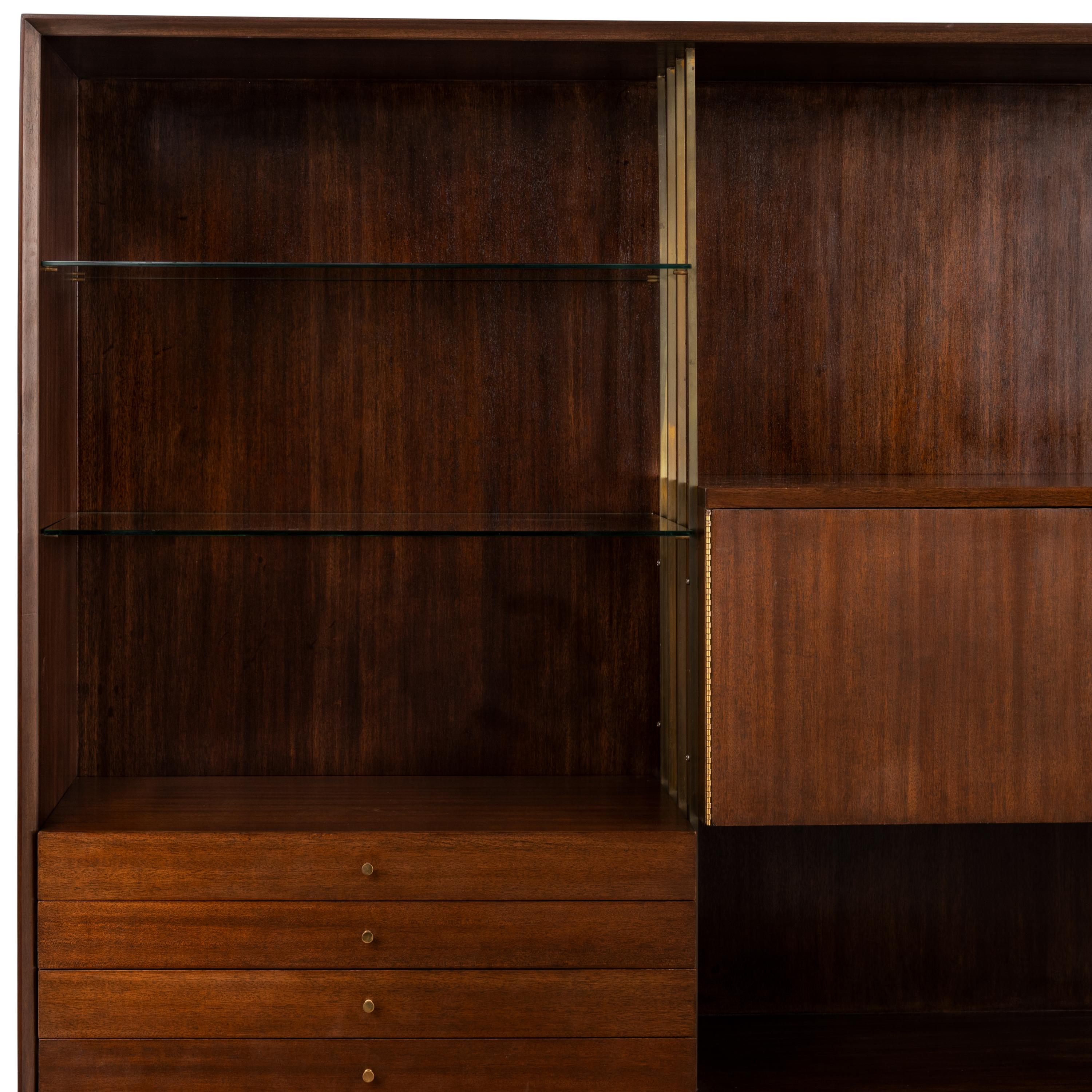 MCM Paul McCobb Irwin Kollektion Calvin Anrichte/ Sideboard aus Leder und Messing aus Nussbaumholz (20. Jahrhundert) im Angebot