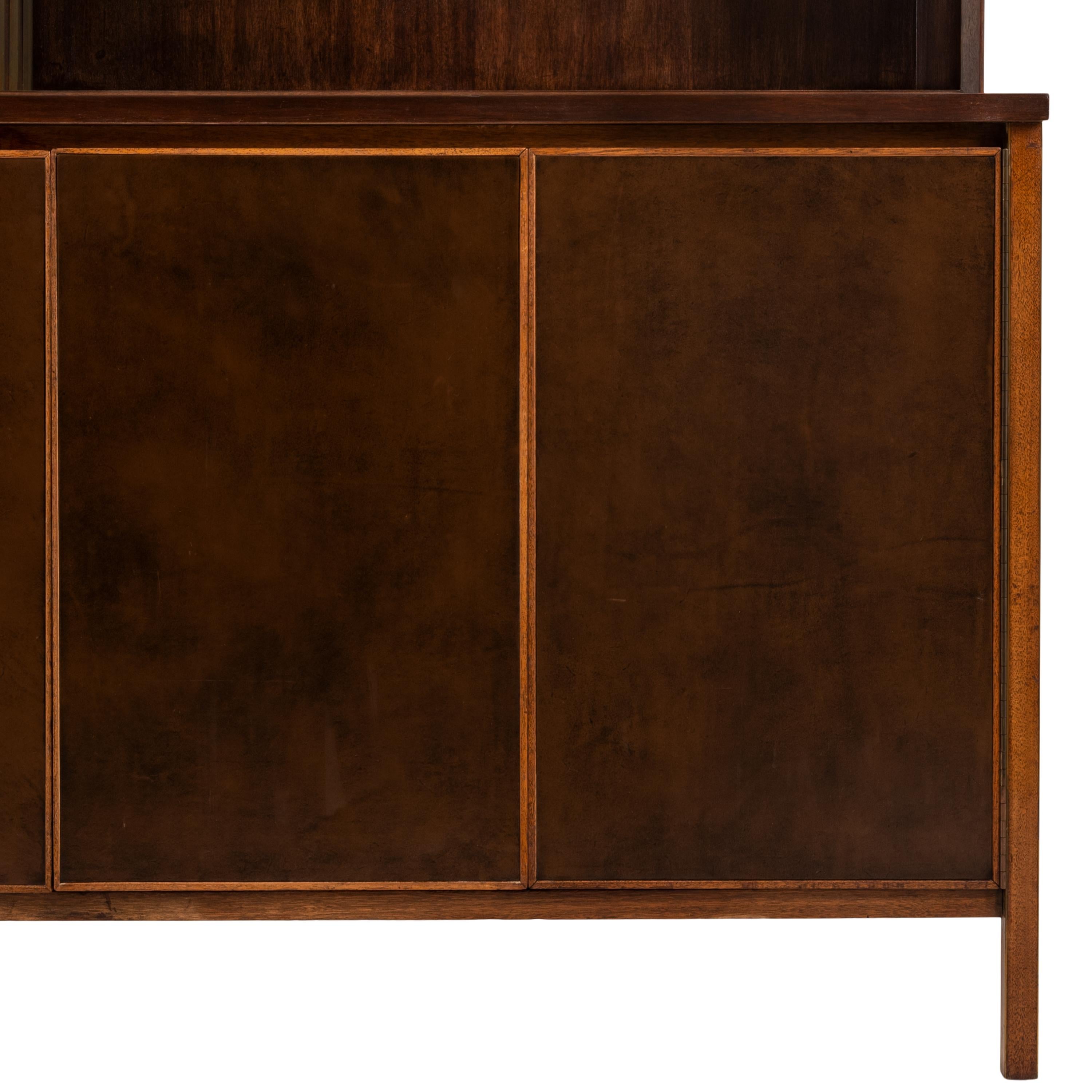 MCM Paul McCobb Irwin Kollektion Calvin Anrichte/ Sideboard aus Leder und Messing aus Nussbaumholz im Angebot 3