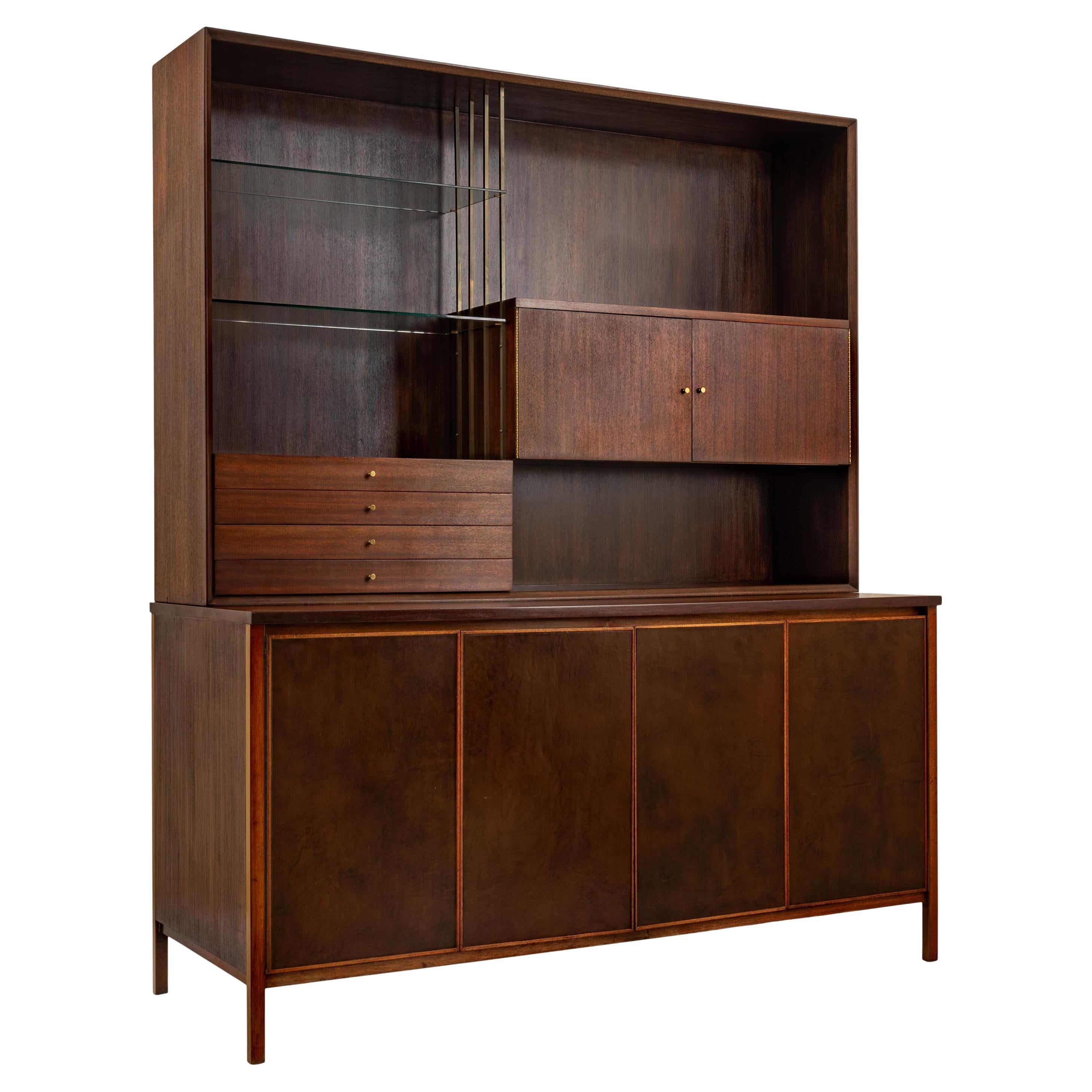 MCM Paul McCobb Irwin Kollektion Calvin Anrichte/ Sideboard aus Leder und Messing aus Nussbaumholz im Angebot