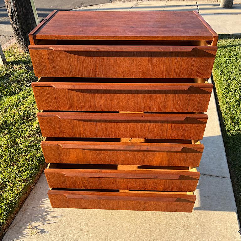 Authentic vintage MCM Danish/Scandinavian teak dresser/chest of drawers in good condition, few signs of age and wear (see photos).
It features a beautiful wood tone and grain, stylish solid wood drawer pulls, and classic tapered peg legs. This