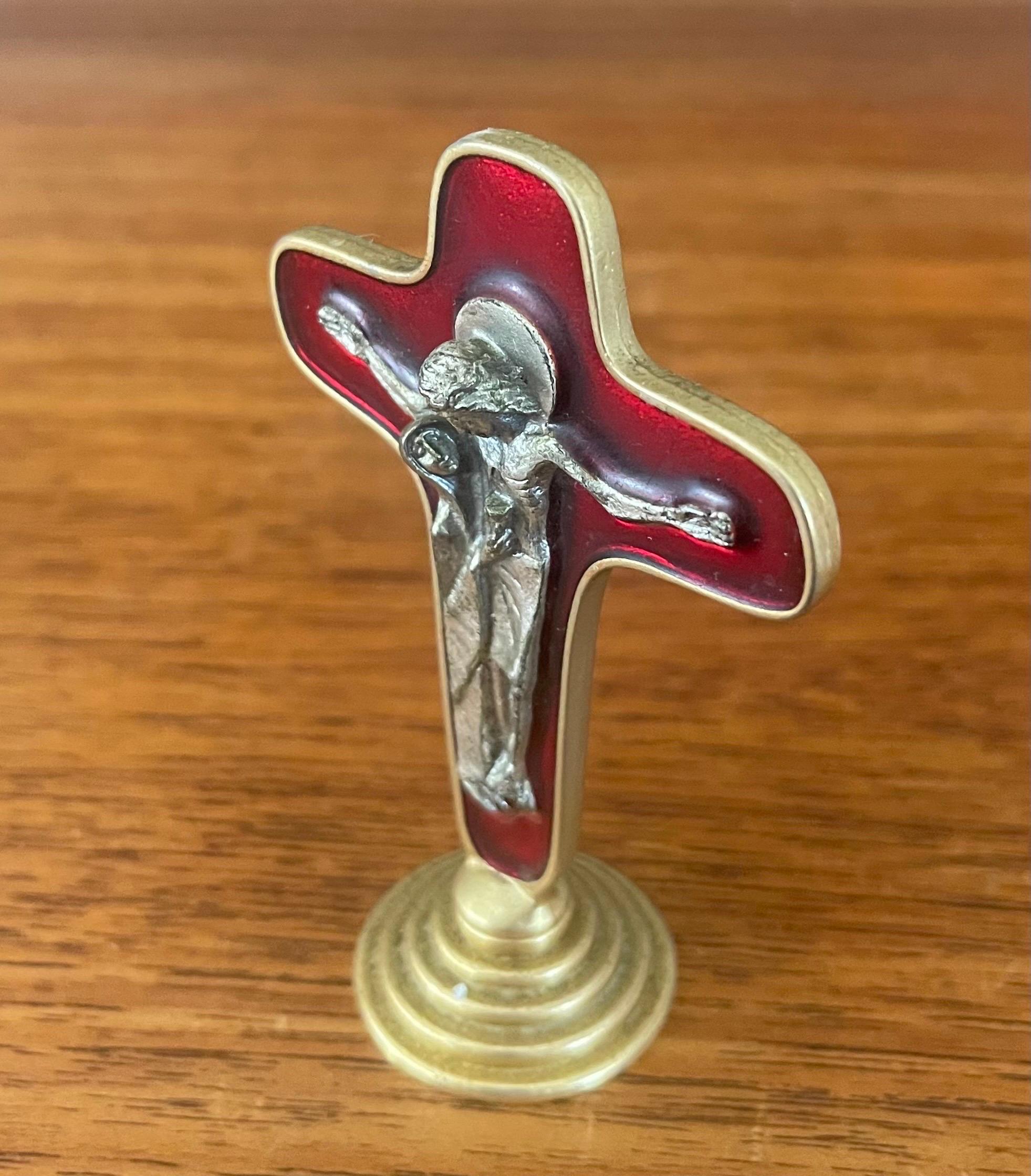 MCM Petite Red Enamel and Brass Crucifix / Cross on Base In Good Condition For Sale In San Diego, CA
