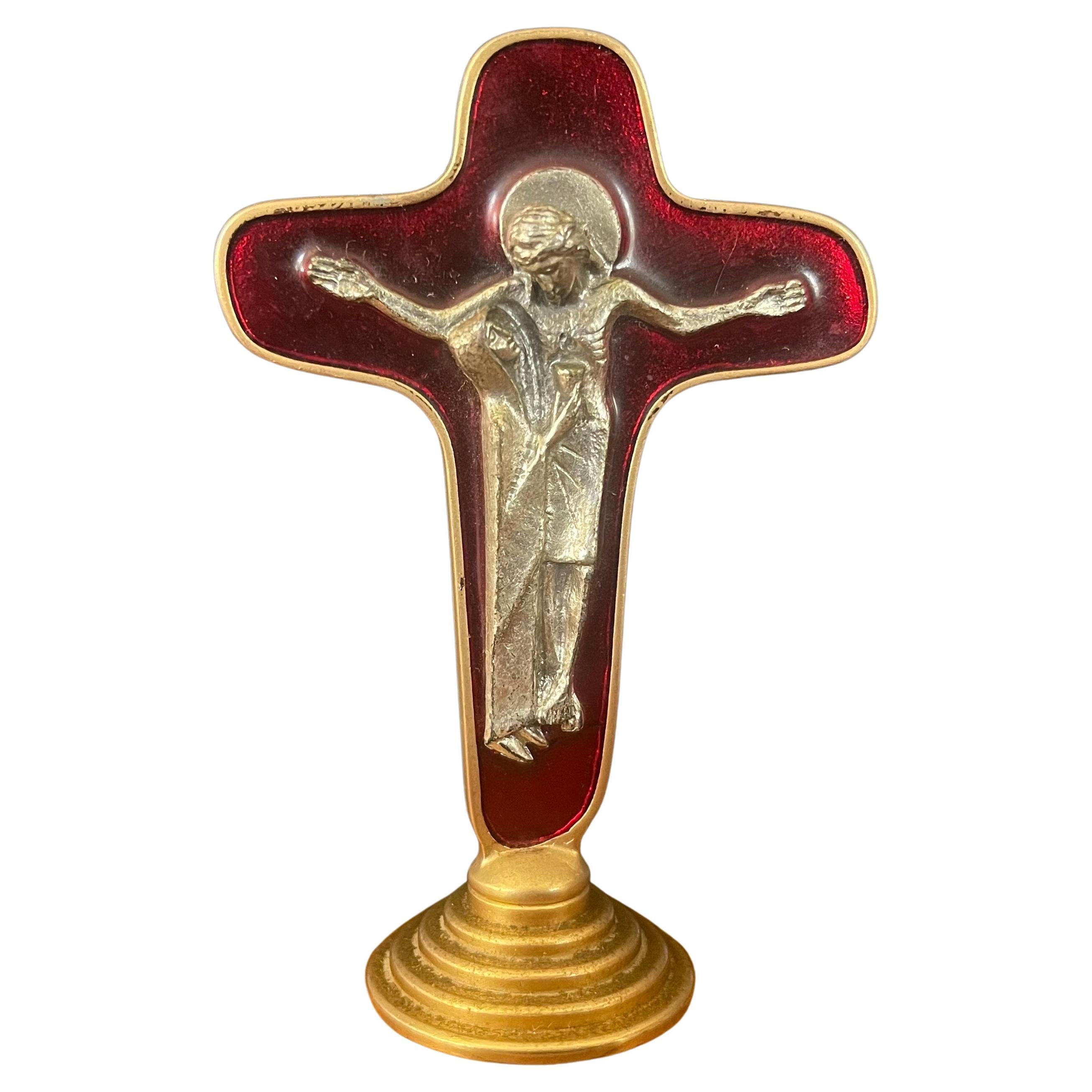 Petit crucifix/croix en laiton et émail rouge sur socle MCM