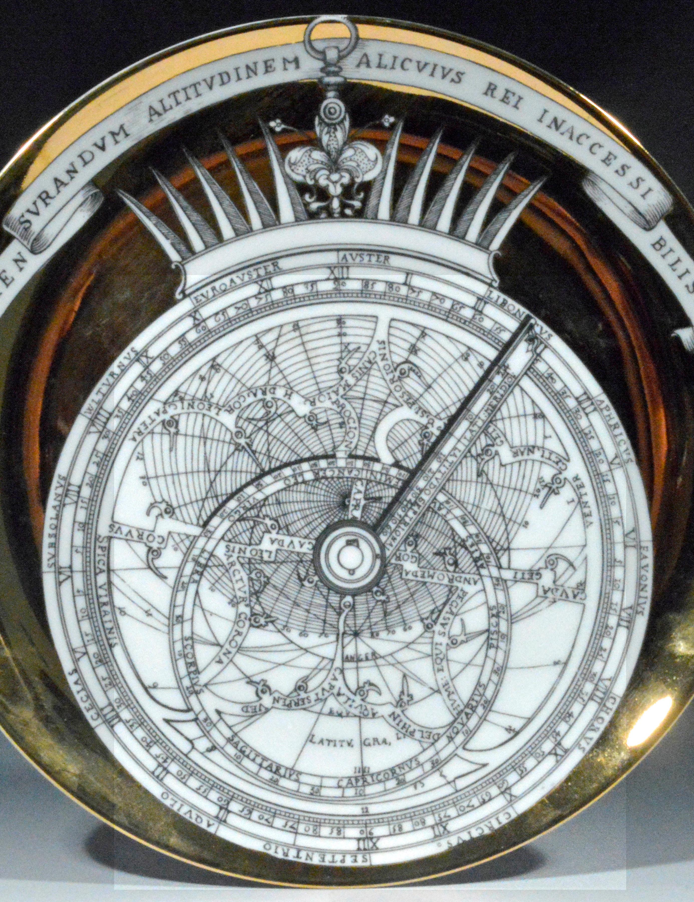 Assiette en porcelaine Astrolabe de MCM Piero Fornasetti, #1, motif Astrolabio Bon état - En vente à Downingtown, PA