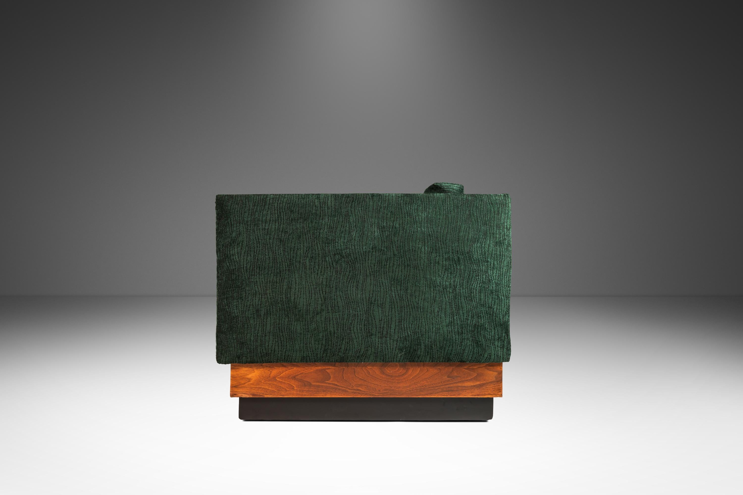 MCM Plateau-Sofa aus Nussbaumholz von Adrian Pearsall für Craft Associates, ca. 1960er Jahre im Zustand „Gut“ im Angebot in Deland, FL