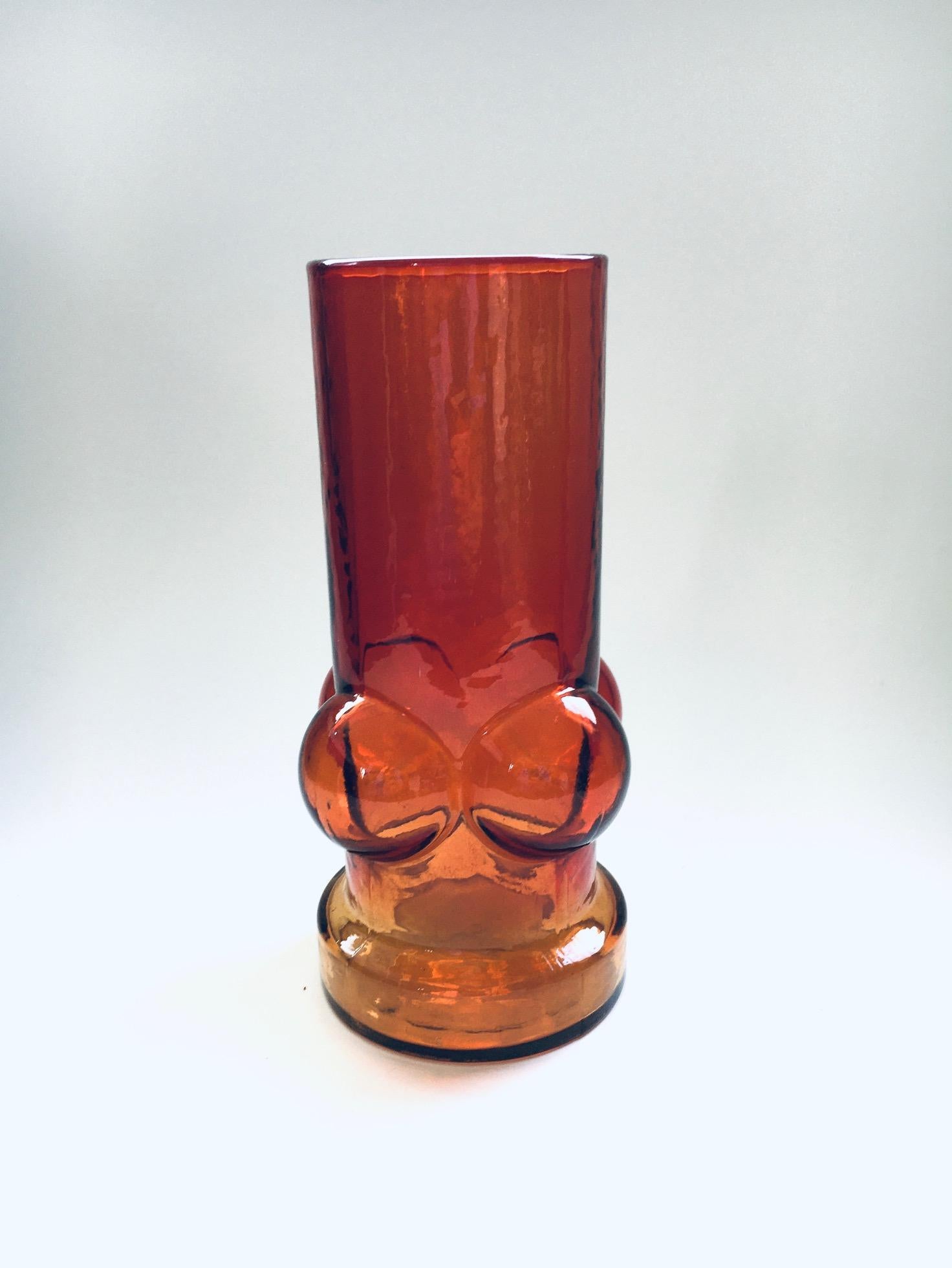 Vintage Midcentury Modern Scandinavian Design Rare Art Glass Vase von Nanny Still, hergestellt in Finnland 1960er Jahre. Orange bis rot gefärbte Pressglasvase mit Kugelform und Bügelboden. In perfektem Zustand. Maße 22,5cm x 11,5cm x 11,5cm.
