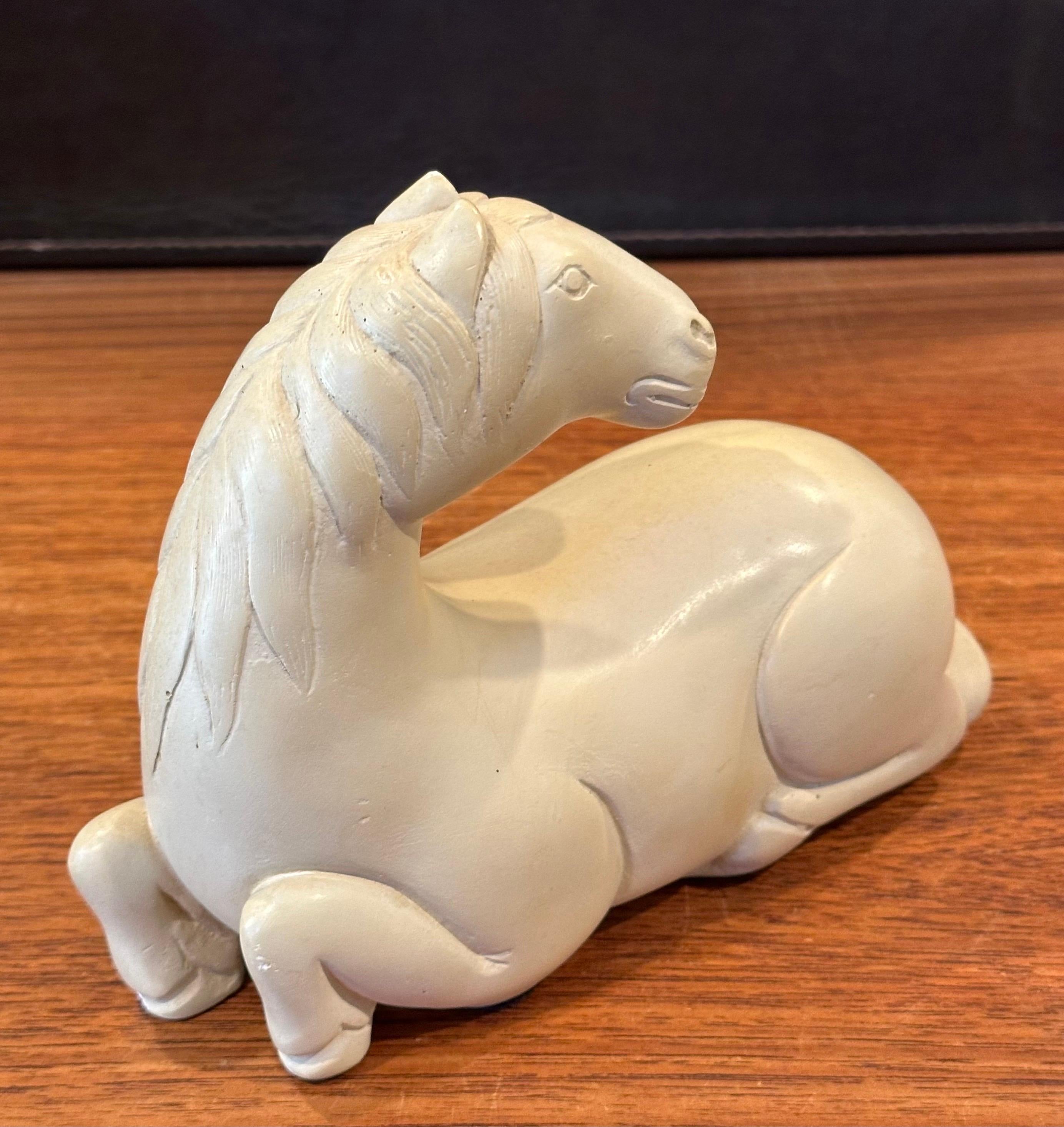 Une très belle sculpture de cheval couché MCM par Austin Productions, circa 1961.  Cette pièce, qui mesure 8,25