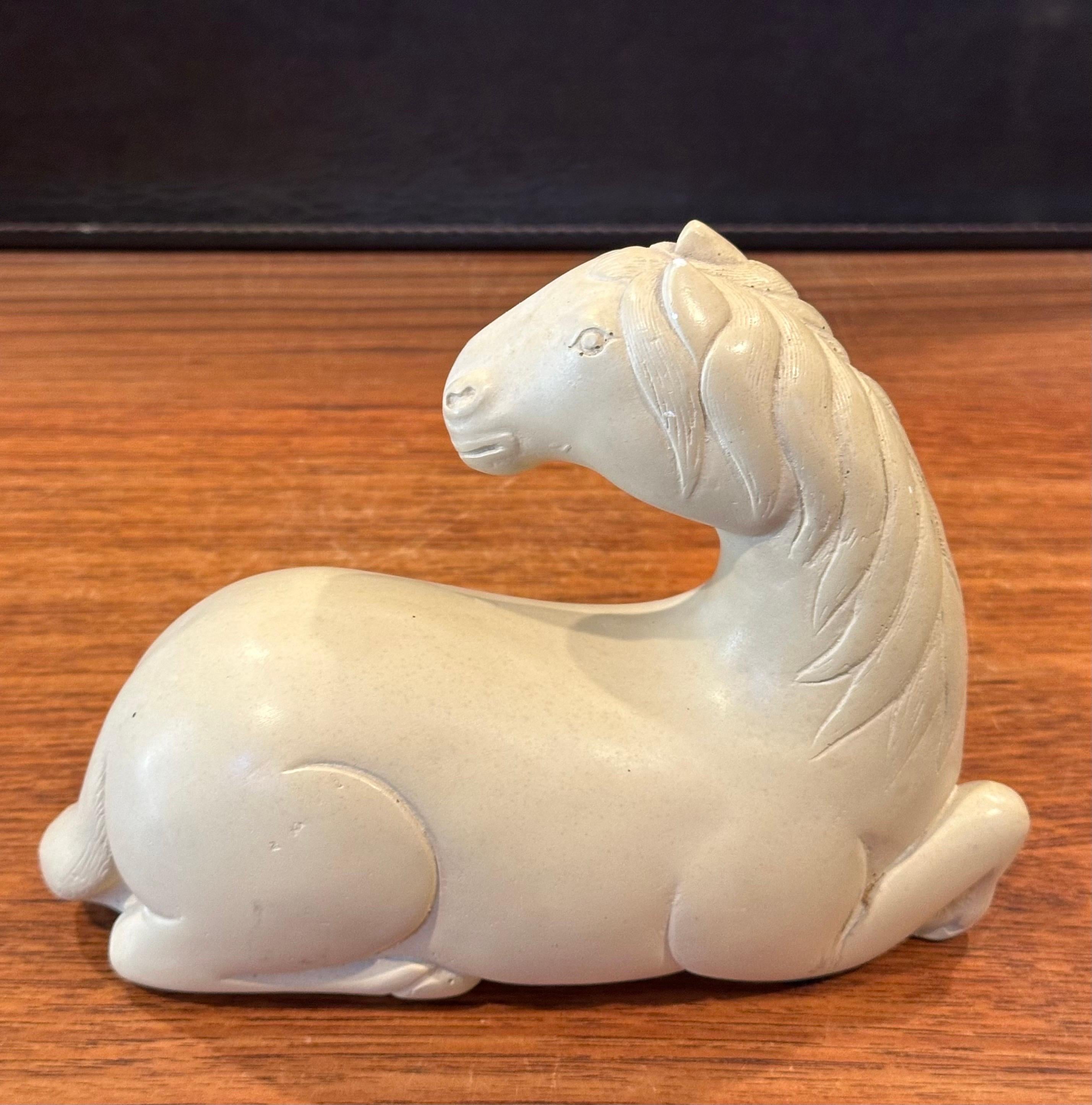 20ième siècle Sculpture de cheval couché MCM par Austin Productions en vente