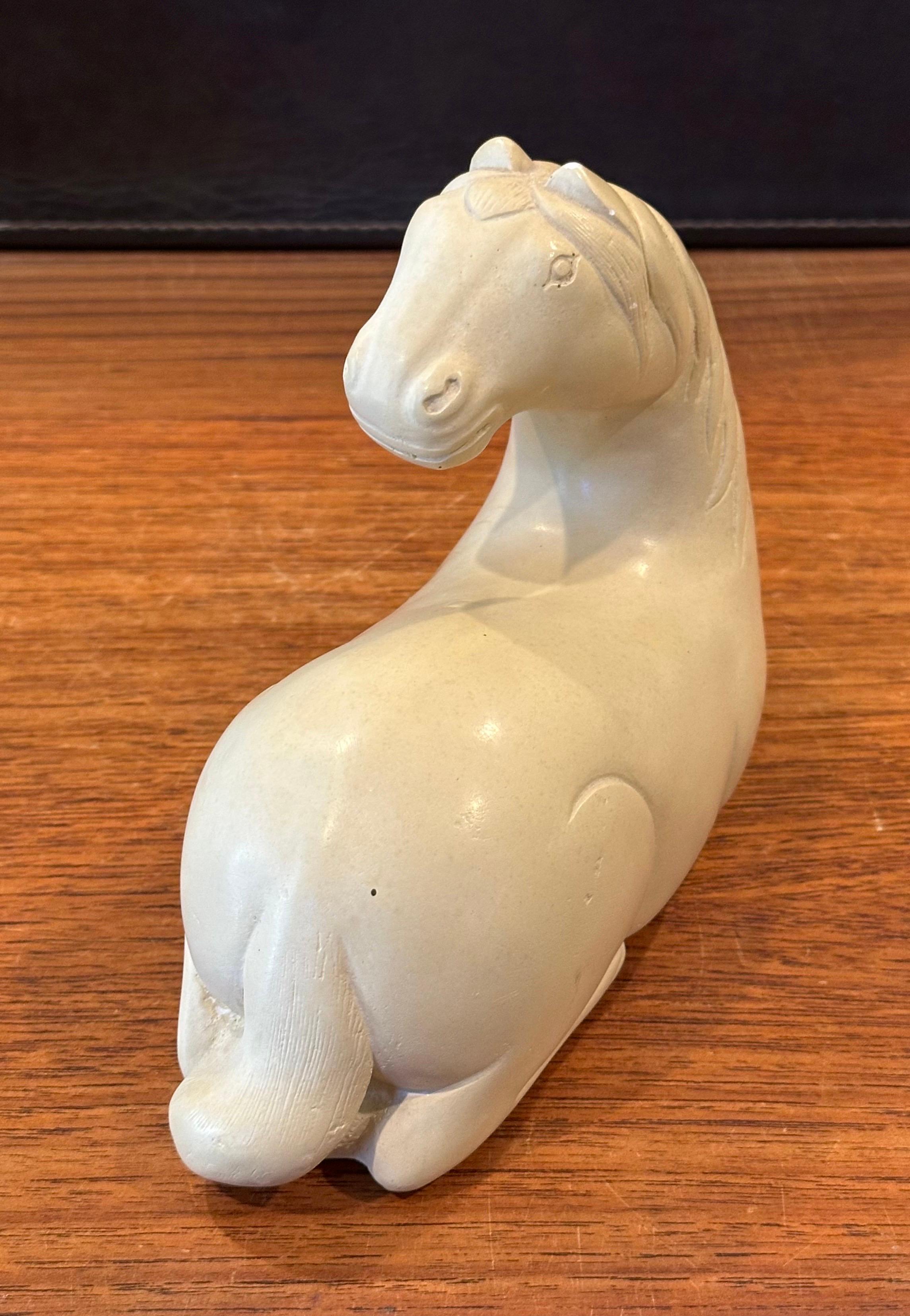 Argile Sculpture de cheval couché MCM par Austin Productions en vente