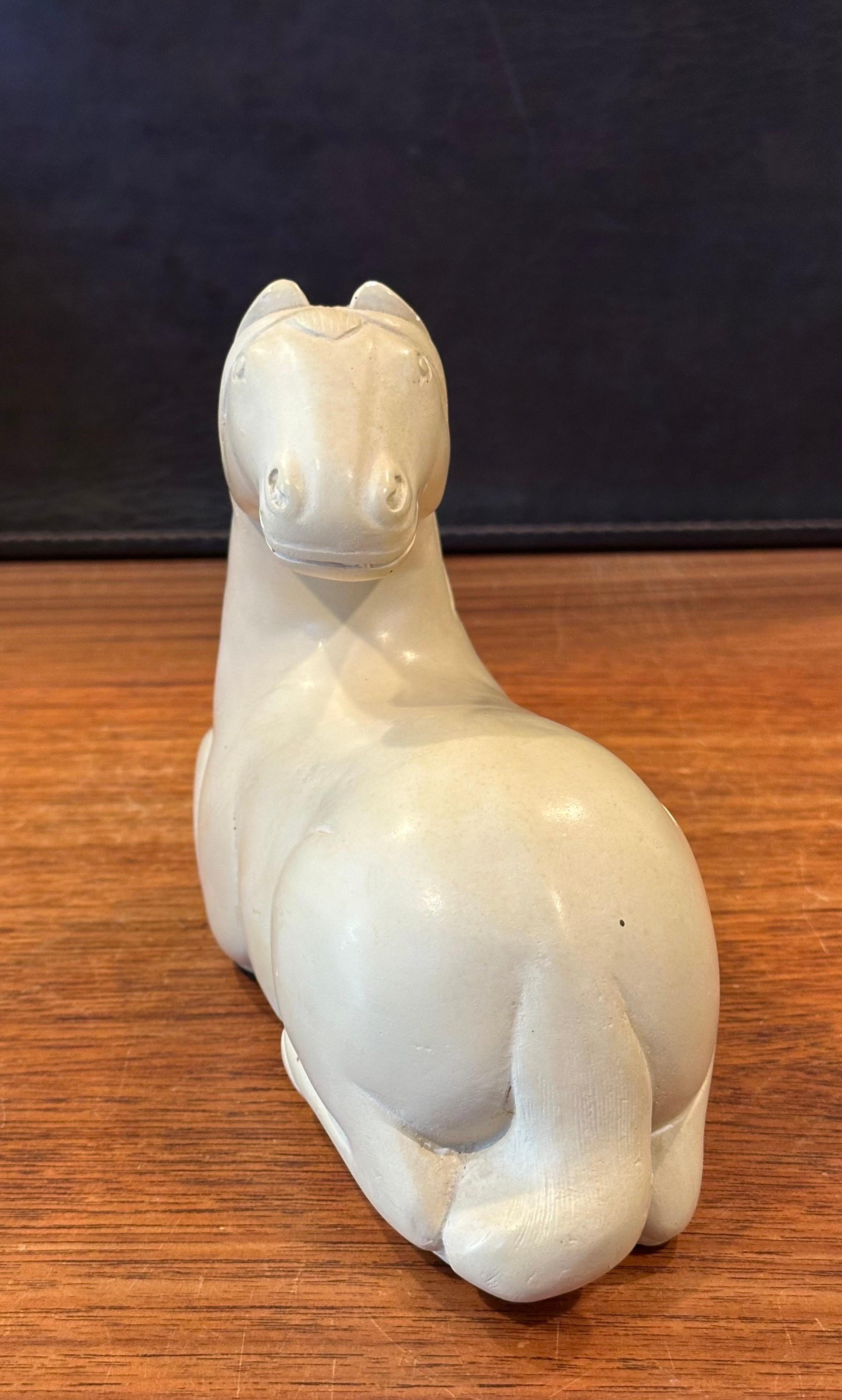 Sculpture de cheval couché MCM par Austin Productions en vente 1