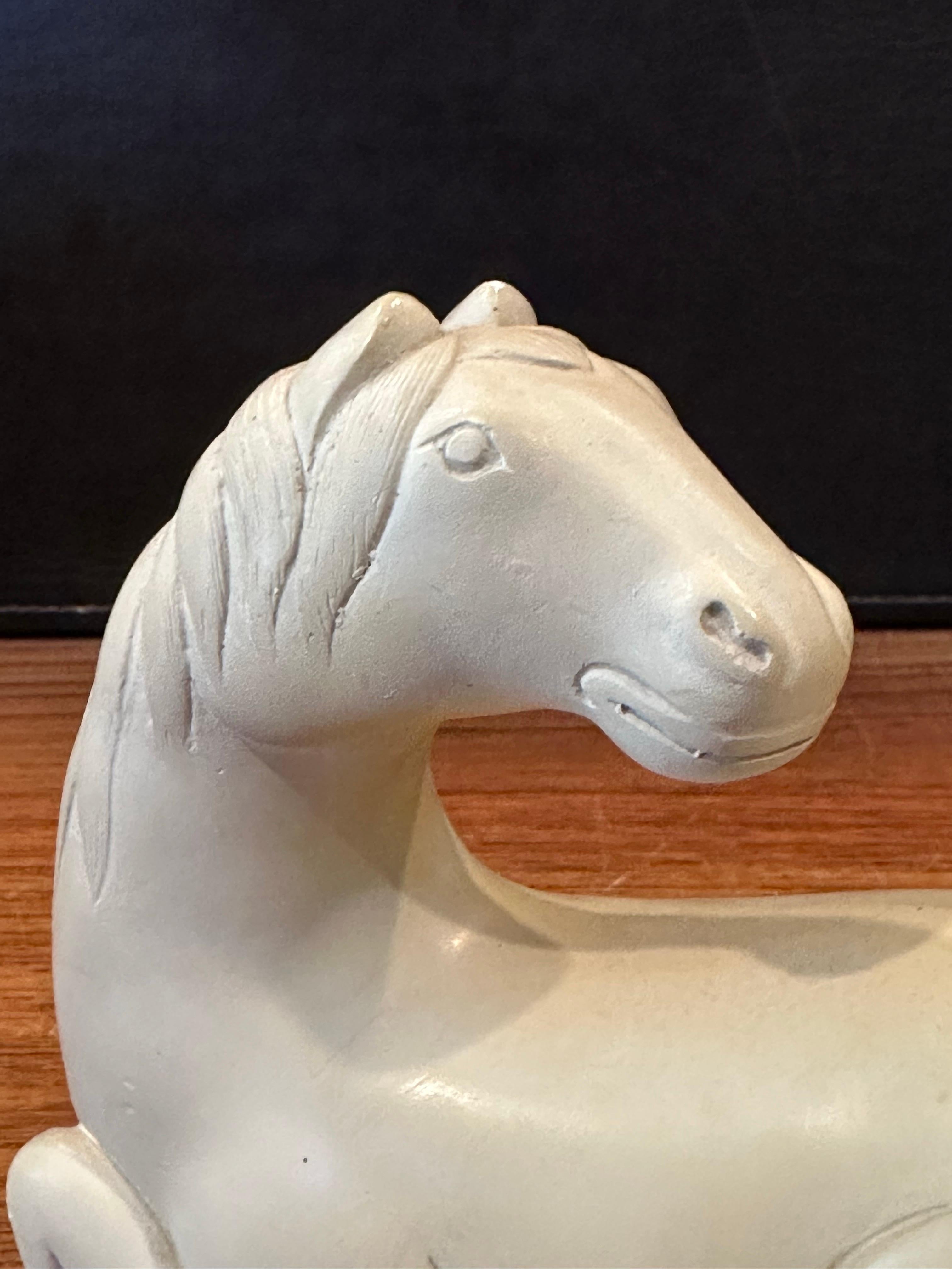 Sculpture de cheval couché MCM par Austin Productions en vente 2