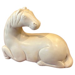 Escultura Caballo Yacente MCM de Austin Productions