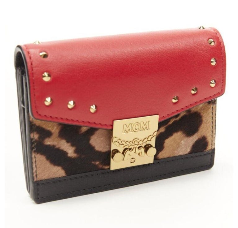 MCM sac à bandoulière à rabat rouge léopard et clous d'or, micro