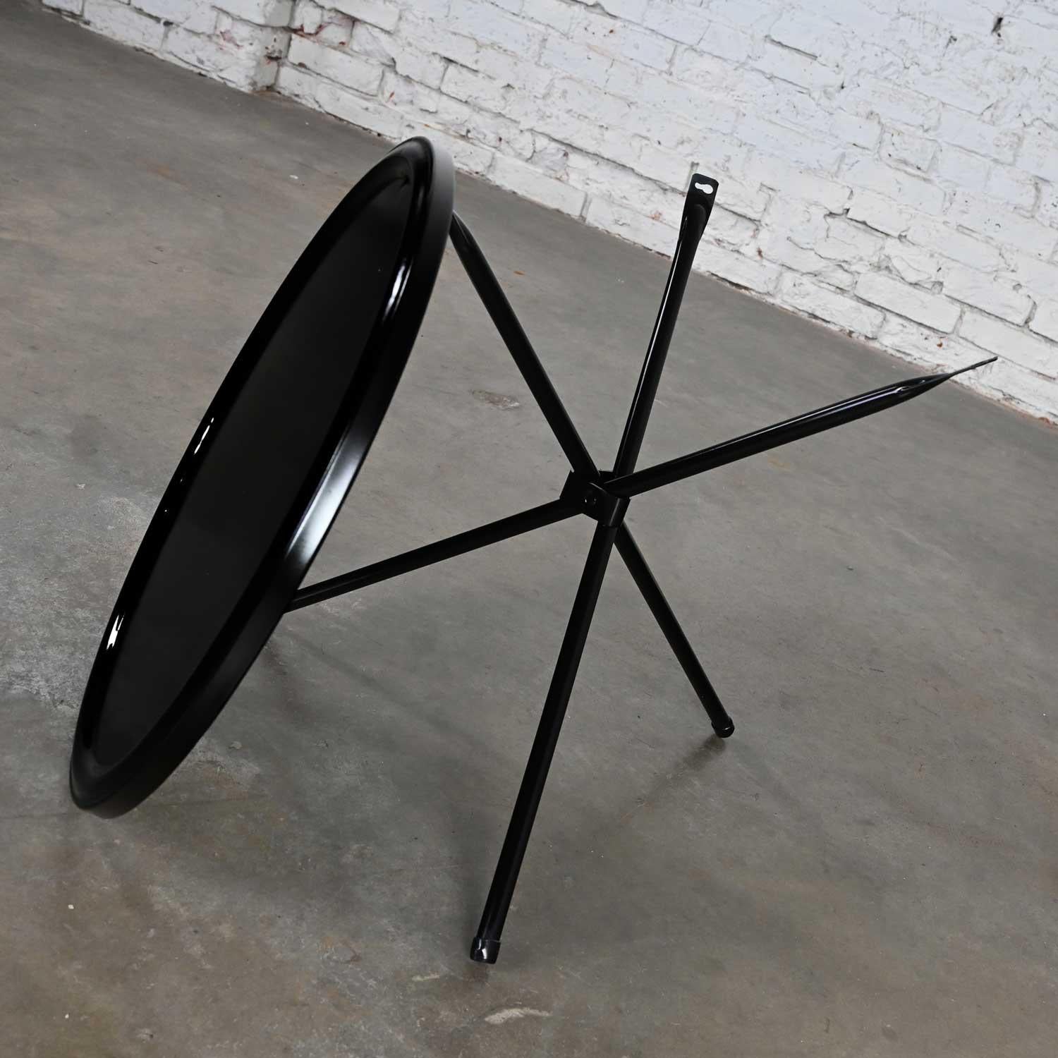 MCM Runder, schwarz lackierter, dreibeiniger Tisch aus Metall für den Außenbereich mit Glasplatte im Angebot 4