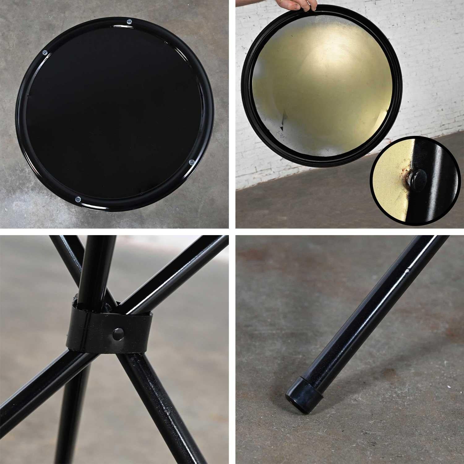 MCM Runder, schwarz lackierter, dreibeiniger Tisch aus Metall für den Außenbereich mit Glasplatte im Angebot 6